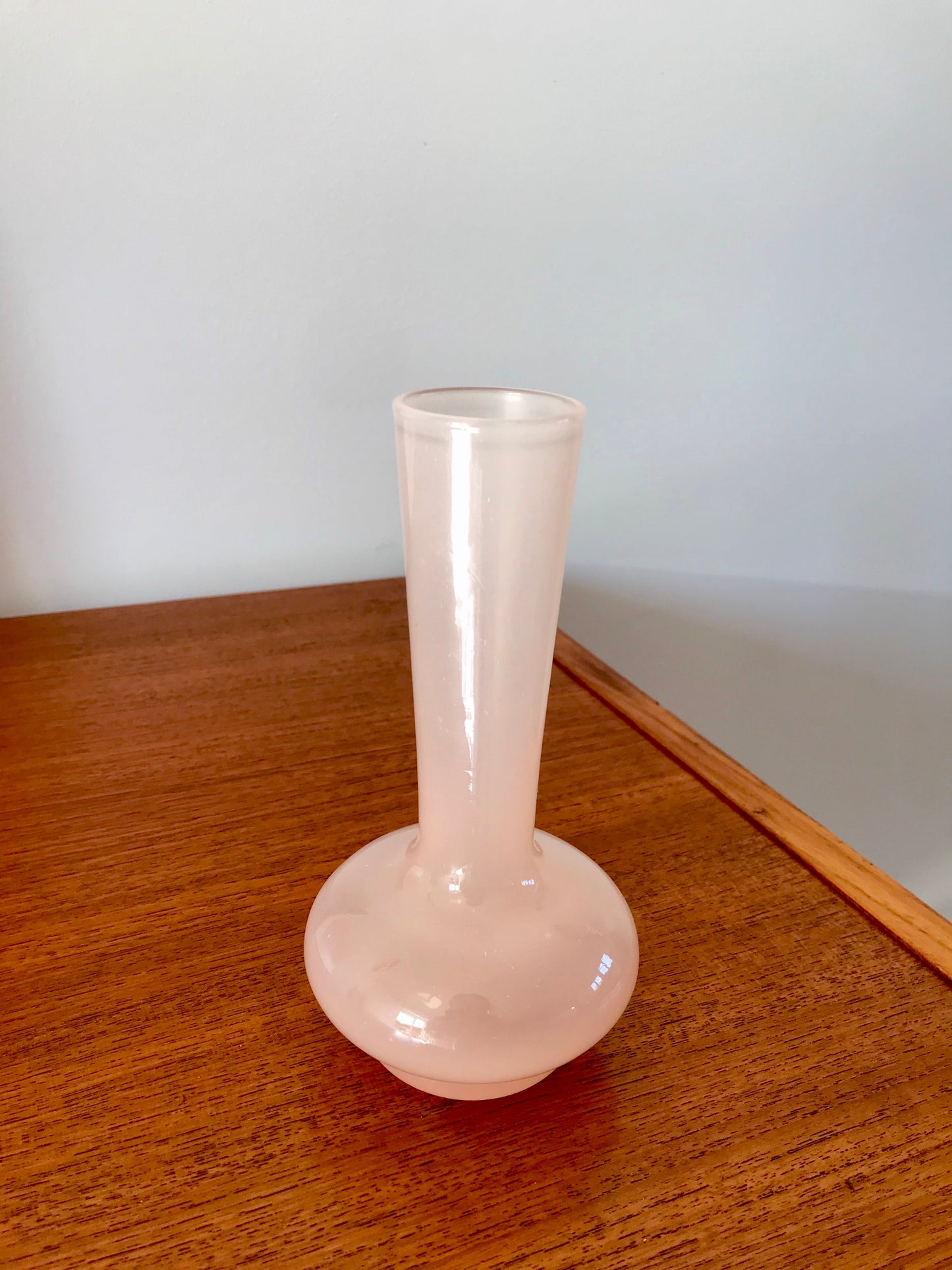 Vase en opaline rose pâle design années 50-60