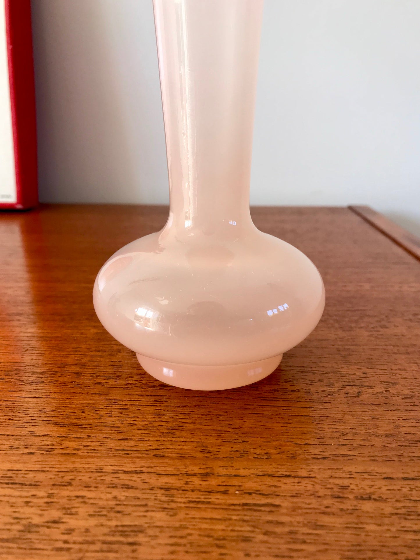 Vase en opaline rose pâle design années 50-60