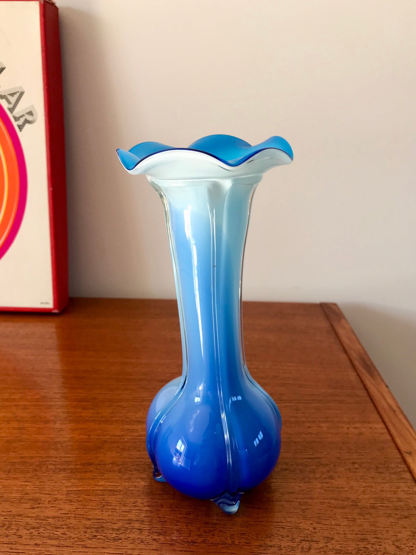 Vase en opaline bleu Tie & Dye design années 50-60