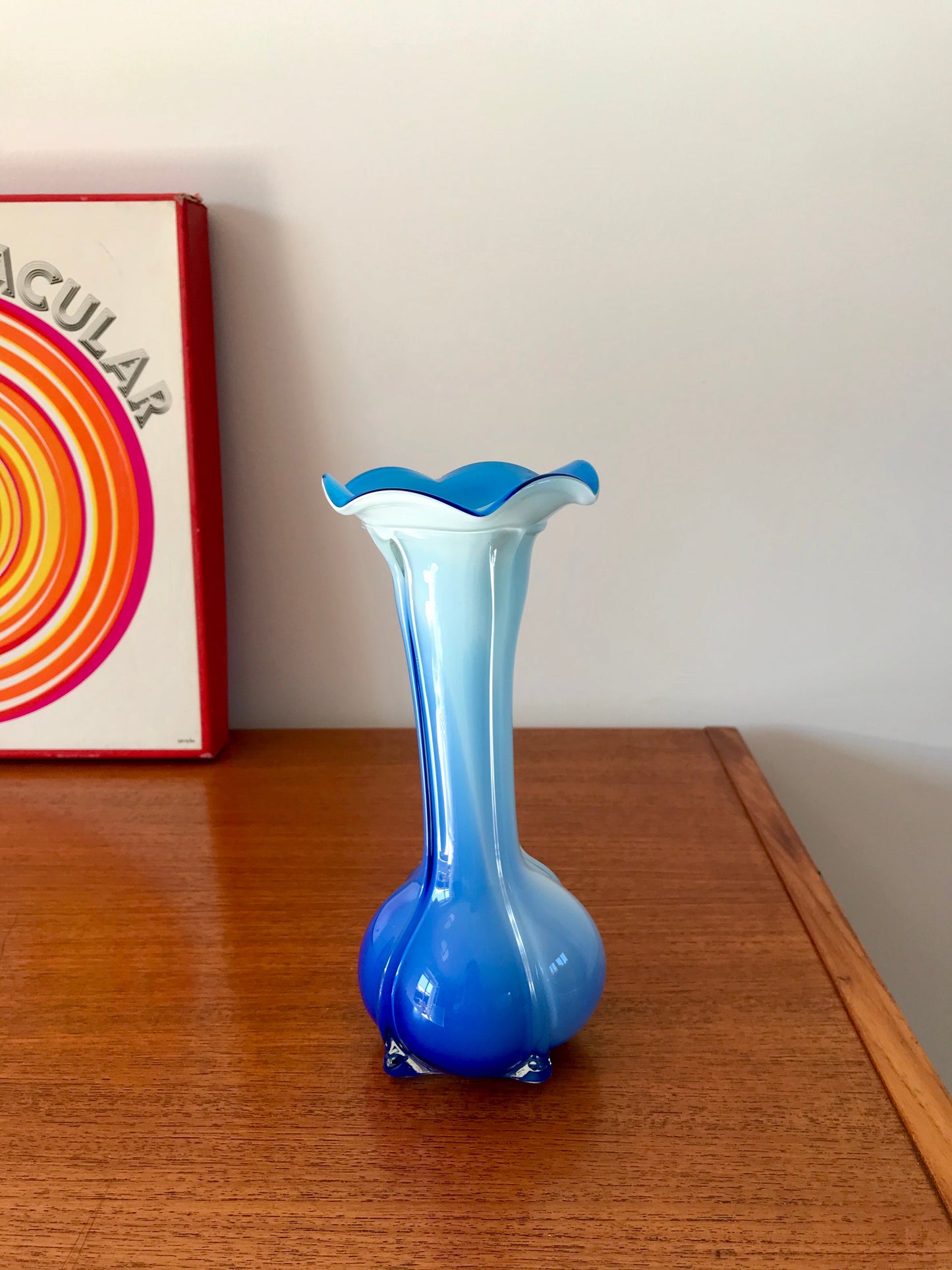 Vase en opaline bleu Tie & Dye design années 50-60