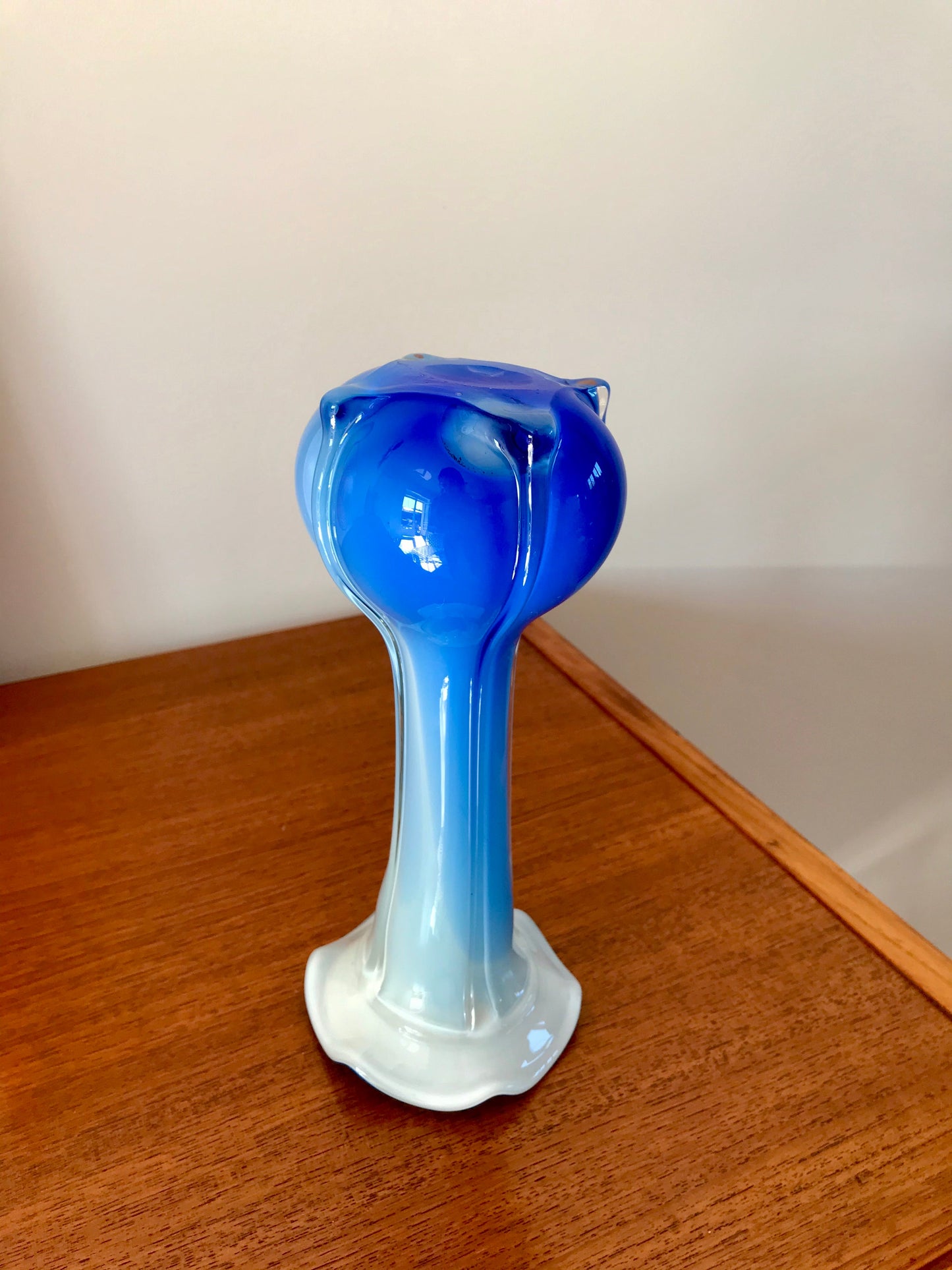 Vase en opaline bleu Tie & Dye design années 50-60