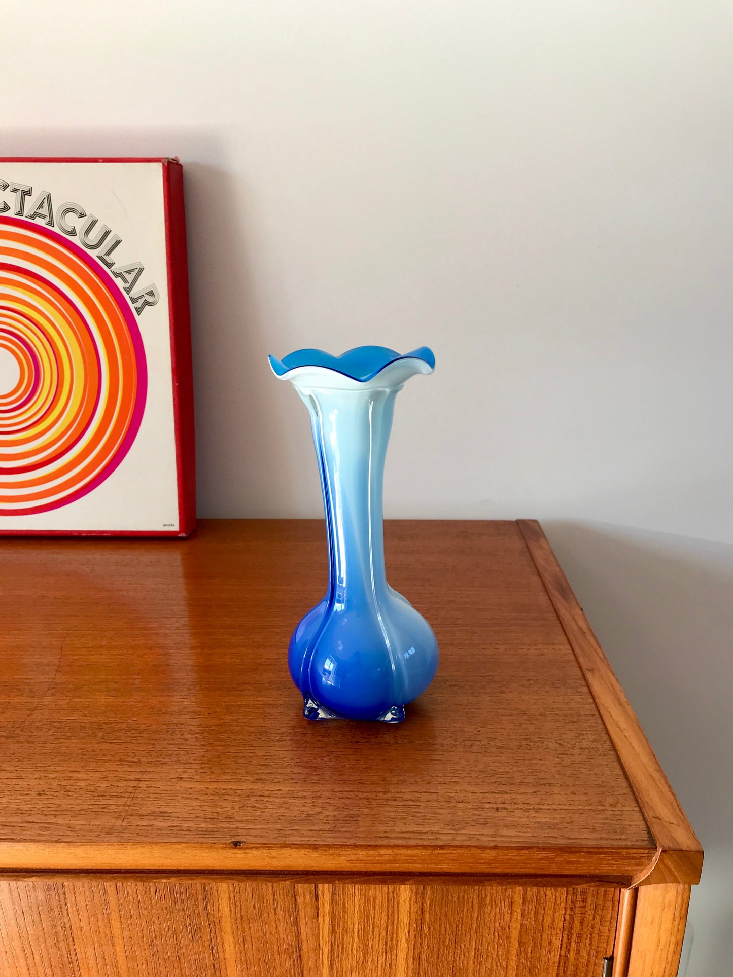 Vase en opaline bleu Tie & Dye design années 50-60