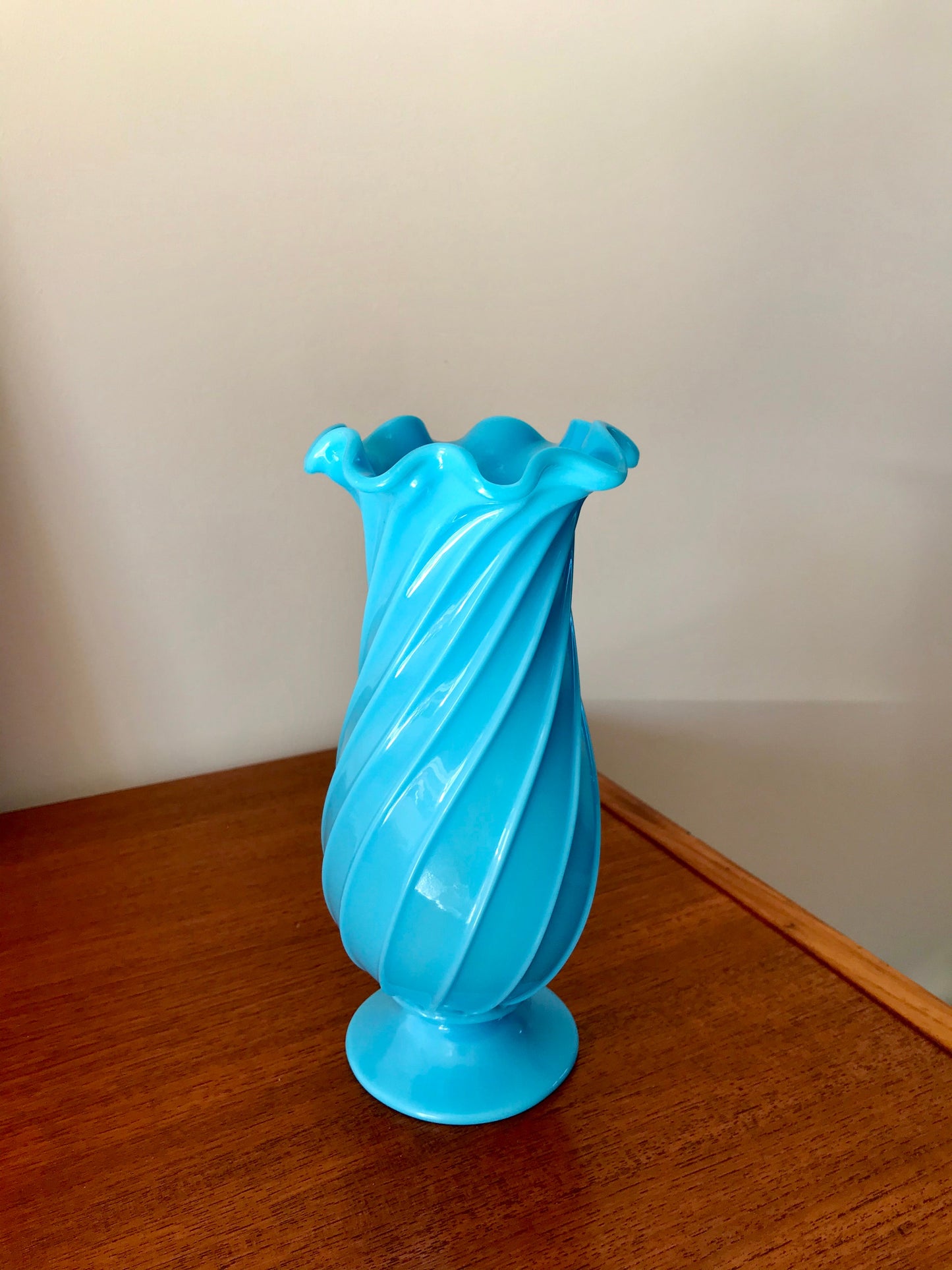 Vase en opaline bleu plissé années 30-40