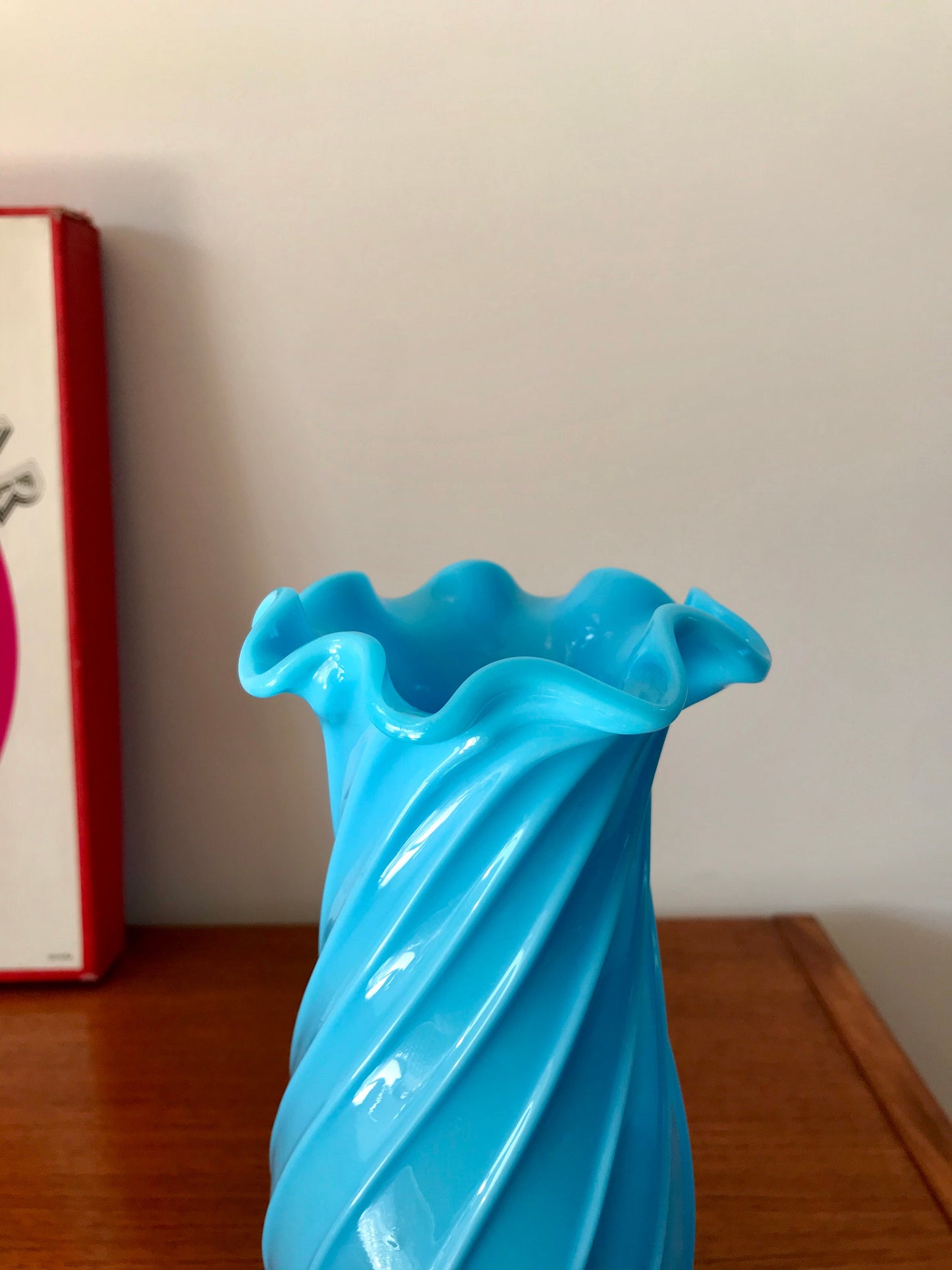 Vase en opaline bleu plissé années 30-40