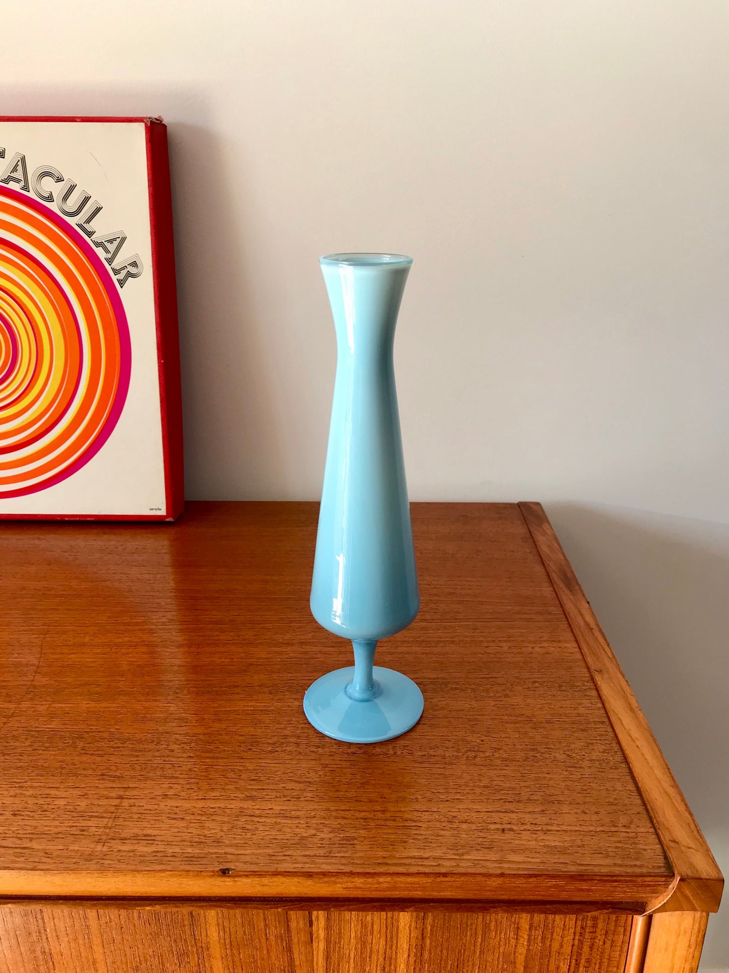 Vase en opaline bleu pâle design années 60