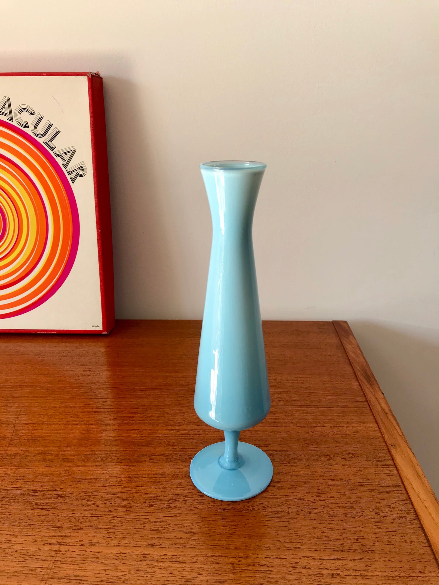 Vase en opaline bleu pâle design années 60