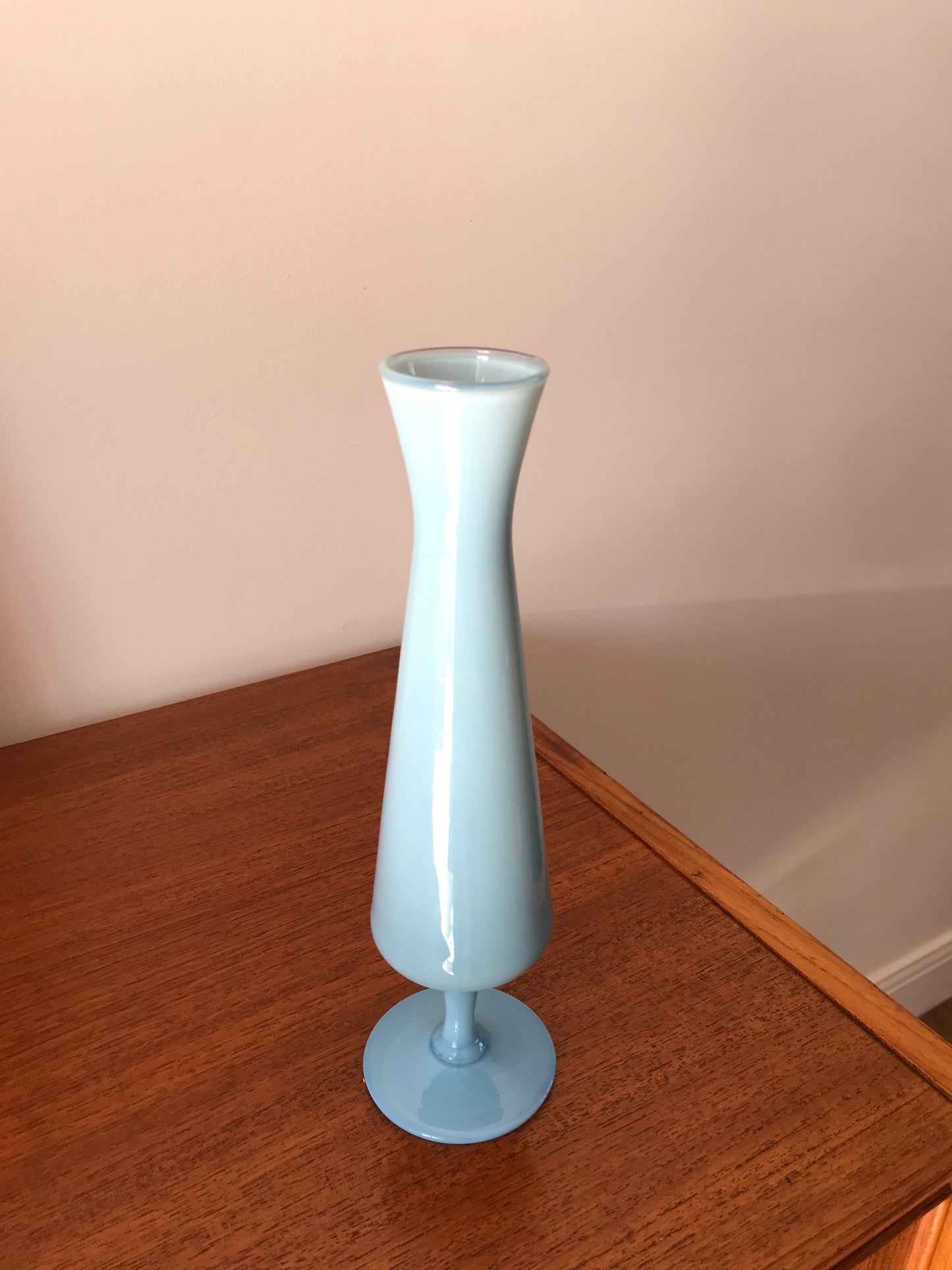 Vase en opaline bleu pâle design années 60