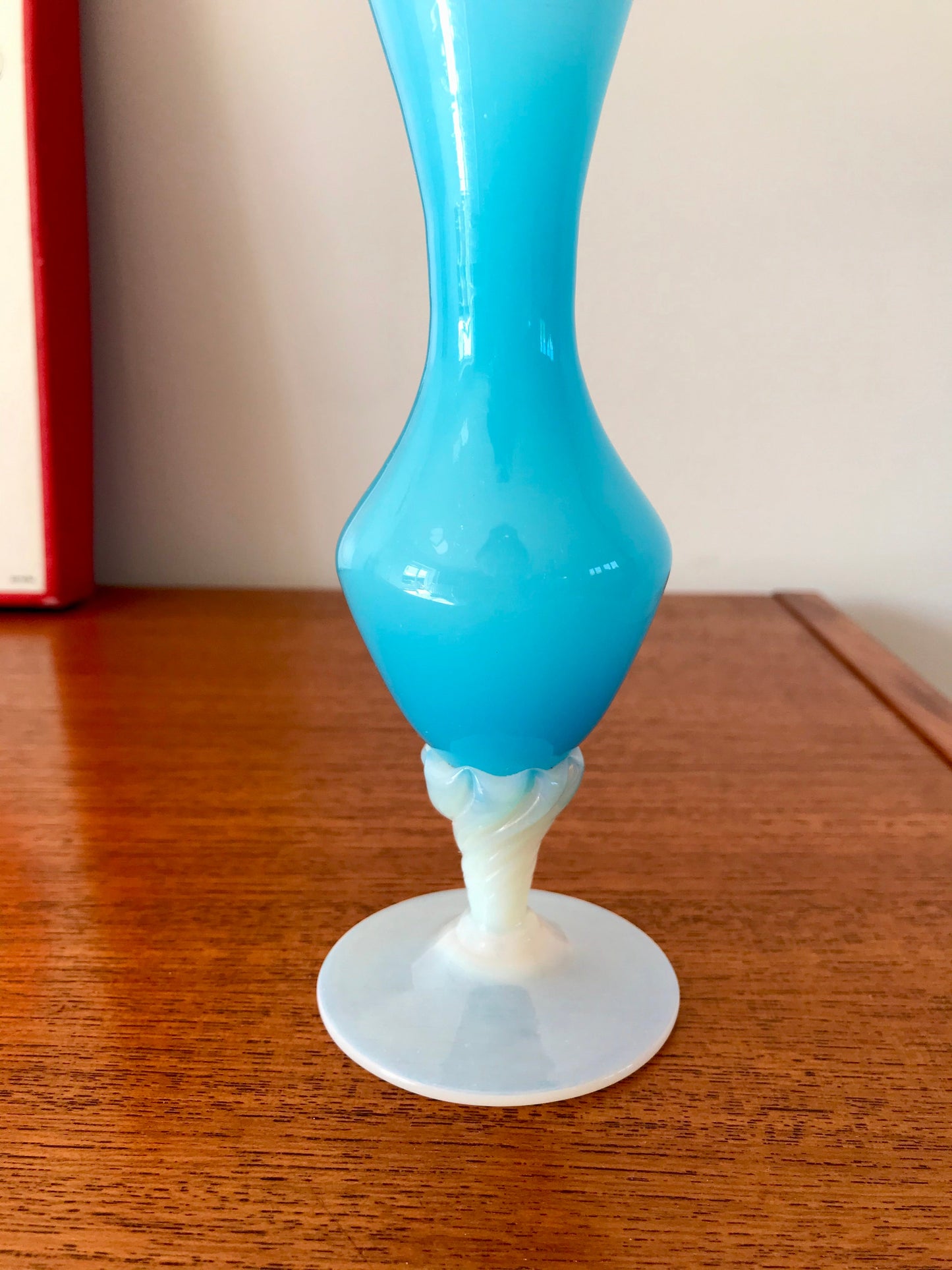 Vase en opaline bleu dentelé années 50-60