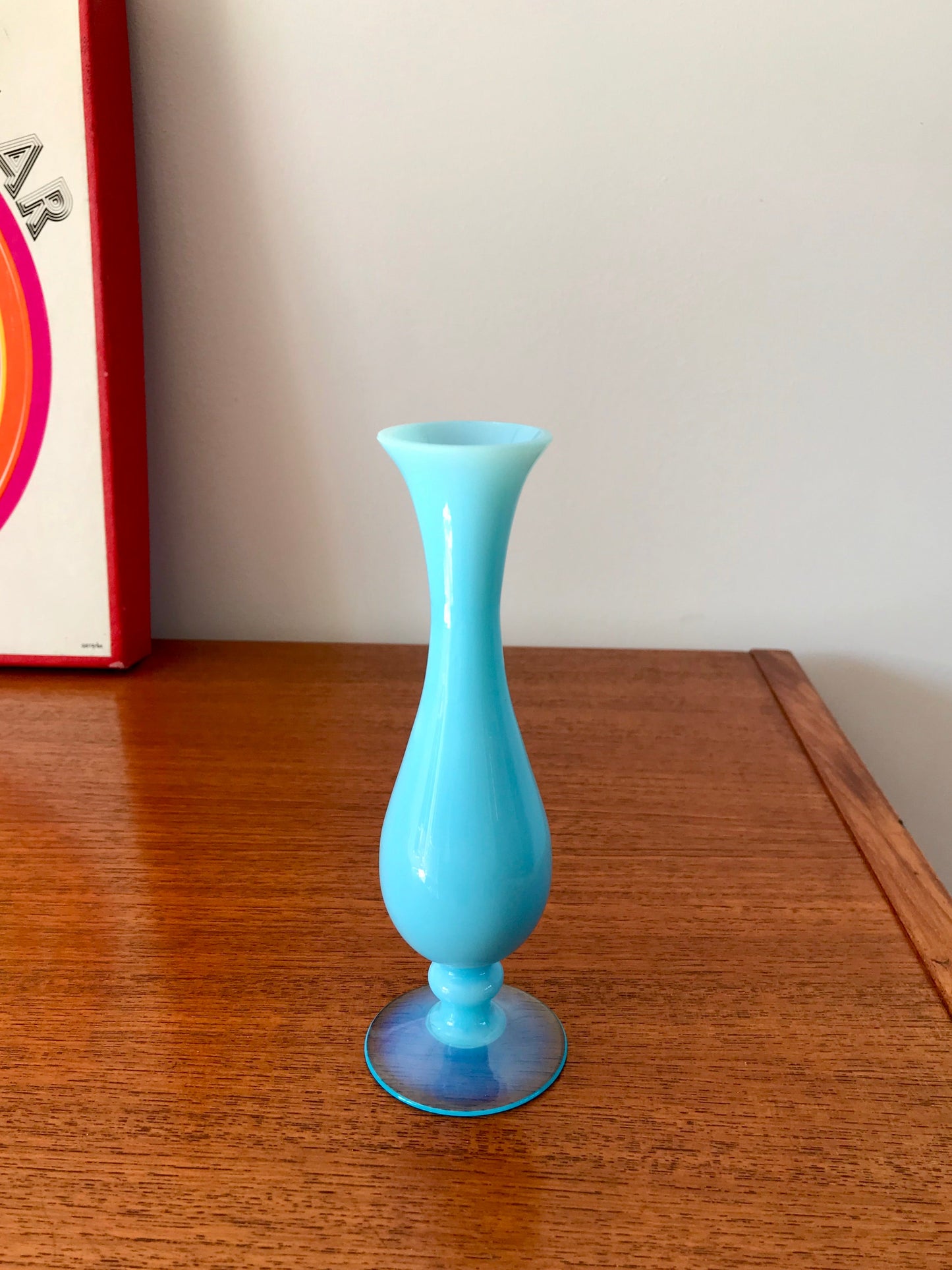 Vase en opaline bleu dentelé années 50-60