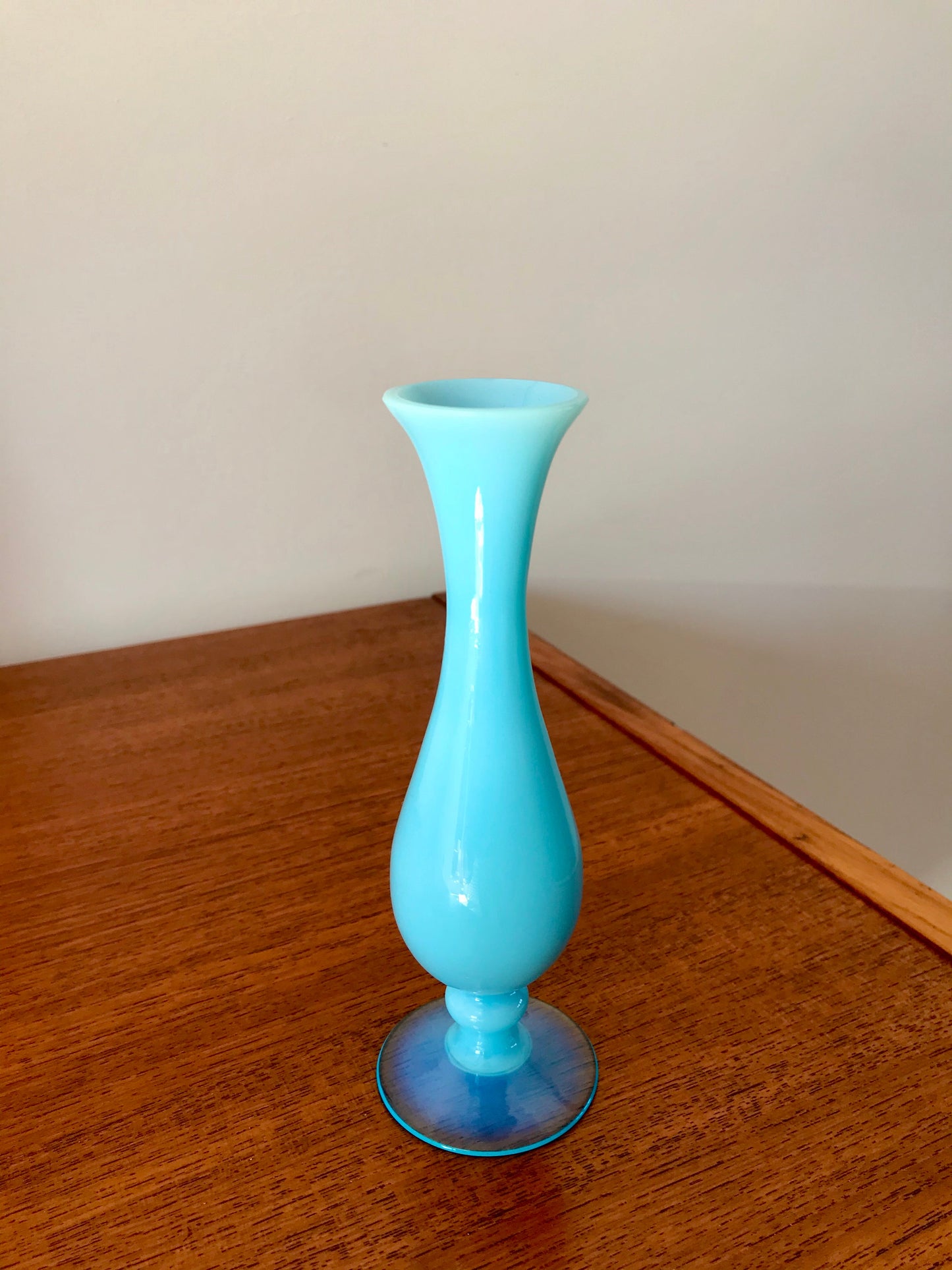 Petit vase en opaline bleu années 50