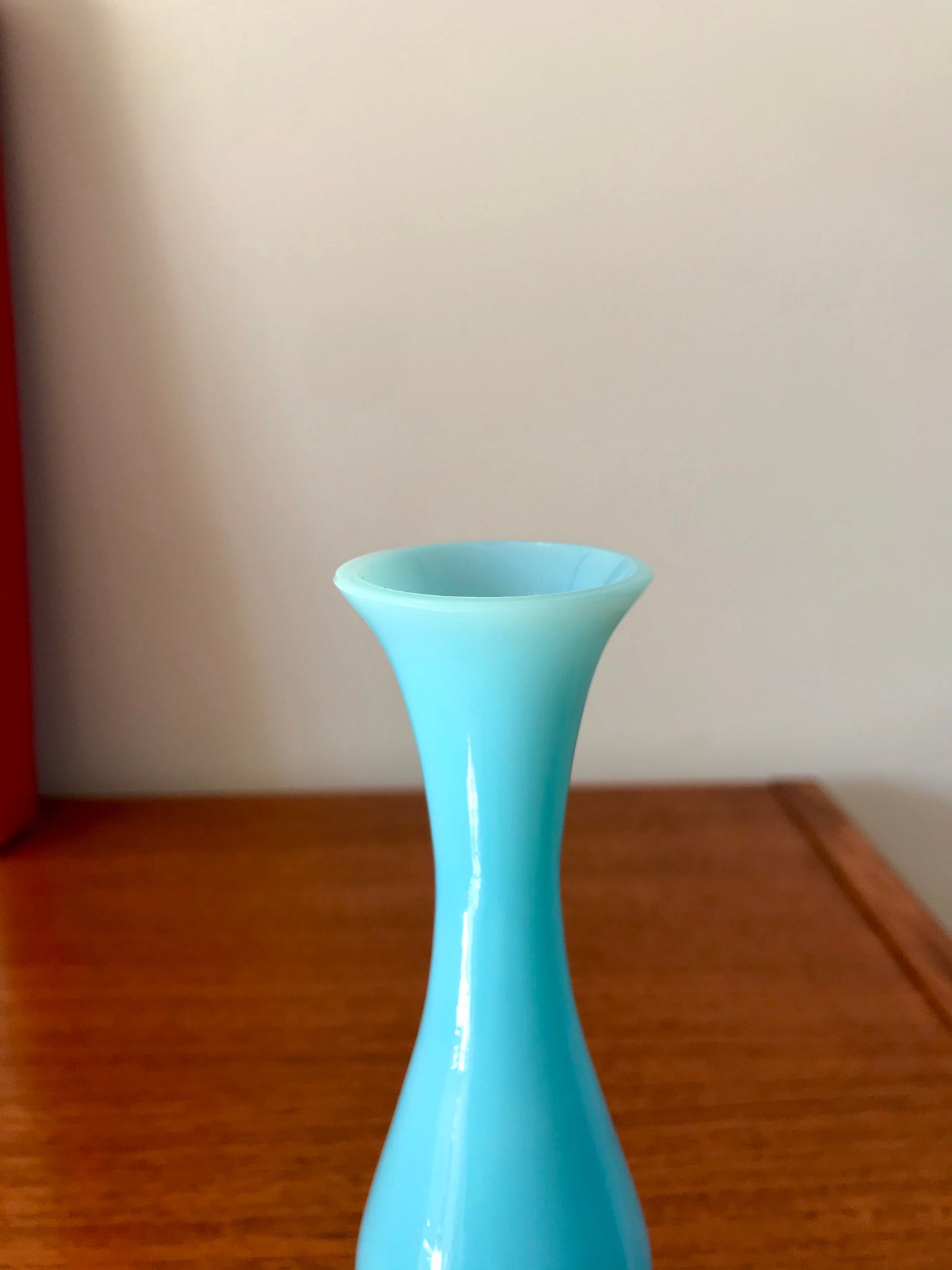 Petit vase en opaline bleu années 50