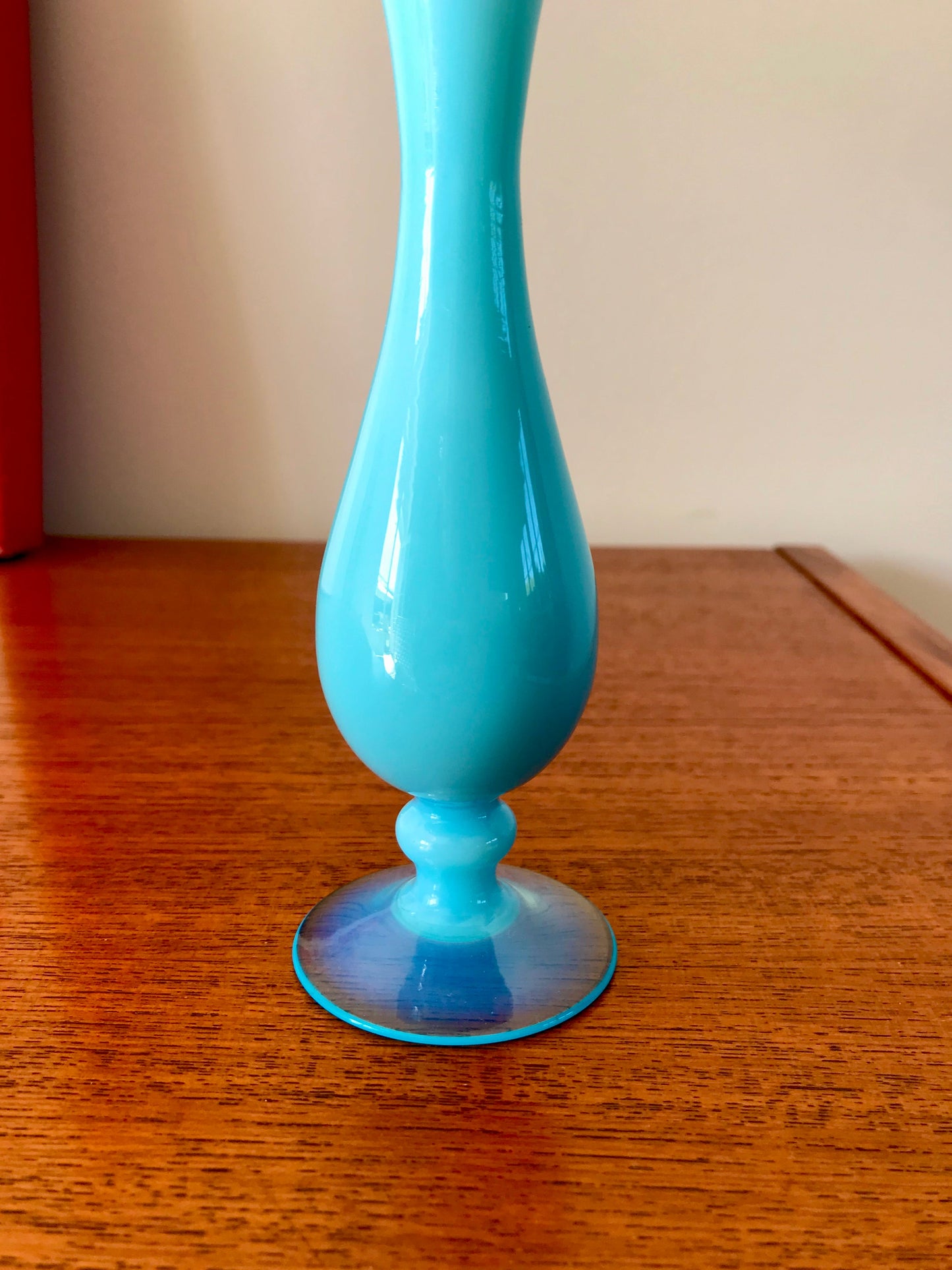 Petit vase en opaline bleu années 50