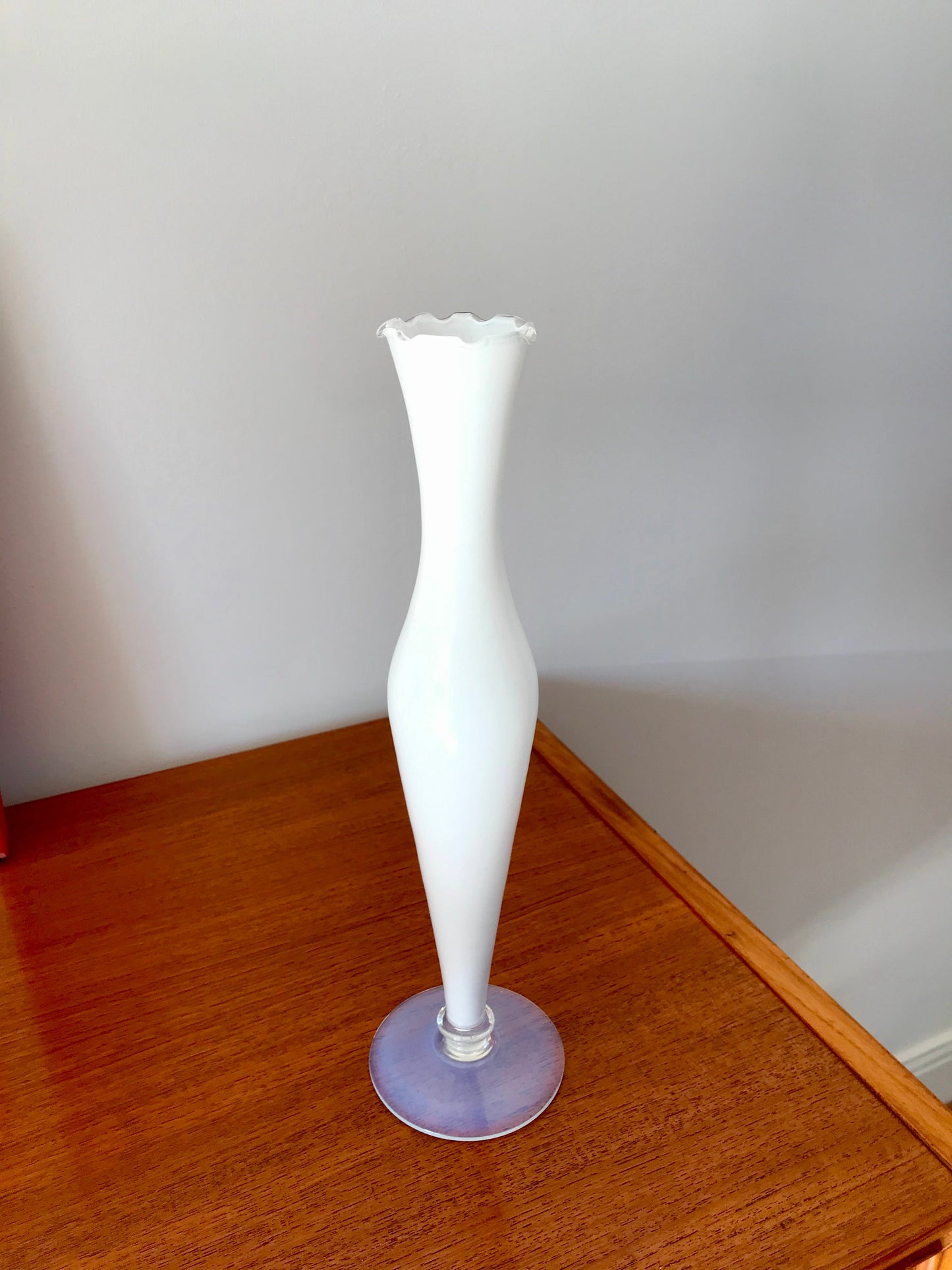 Vase en opaline blanc dentelé pieds opalescent années 50-60