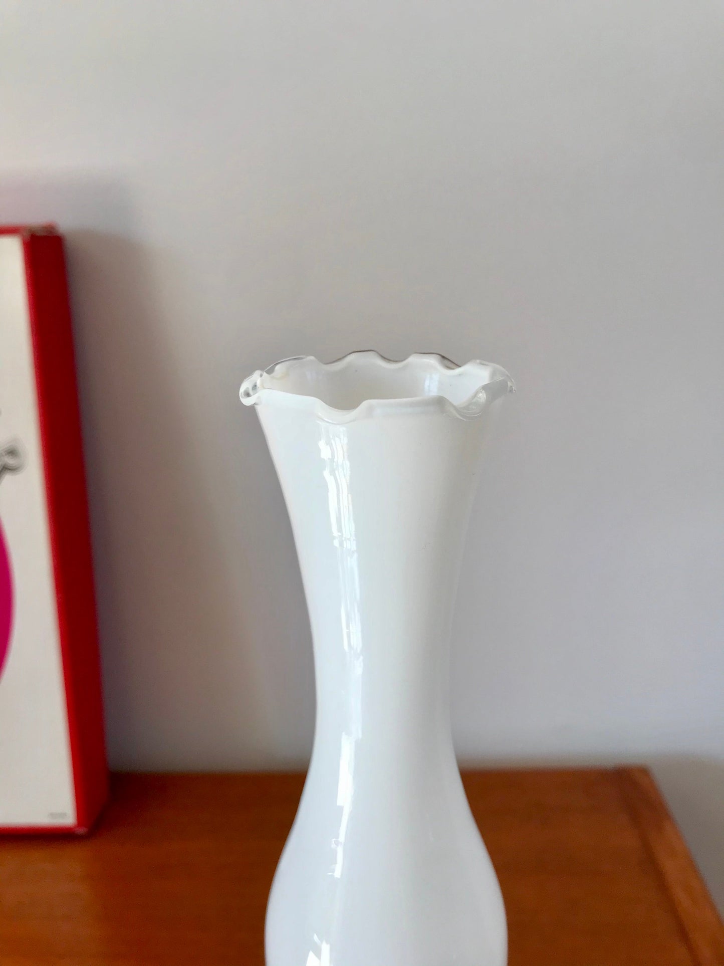 Vase en opaline blanc dentelé pieds opalescent années 50-60