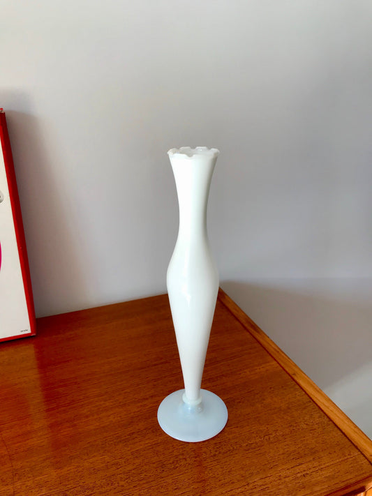 Vase en opaline blanc dentelé pieds blanc années 50-60