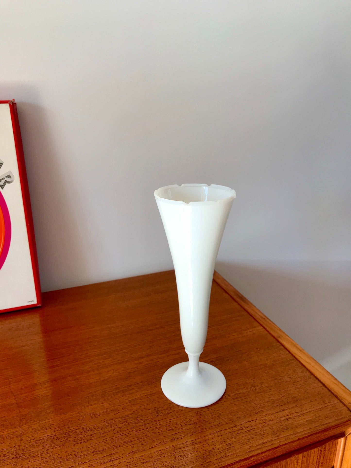 Vase en opaline blanc dentelé évasé années 50-60