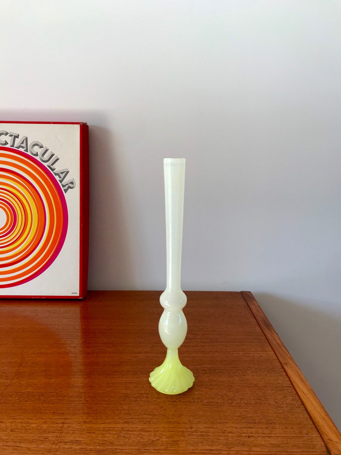 Vase en opaline jaune pâle élancé années 50-60