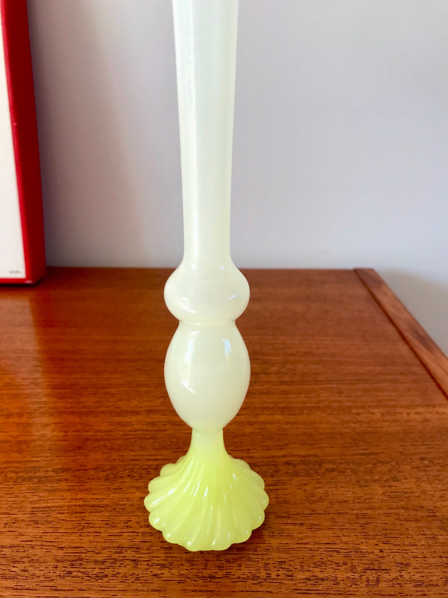 Vase en opaline jaune pâle élancé années 50-60