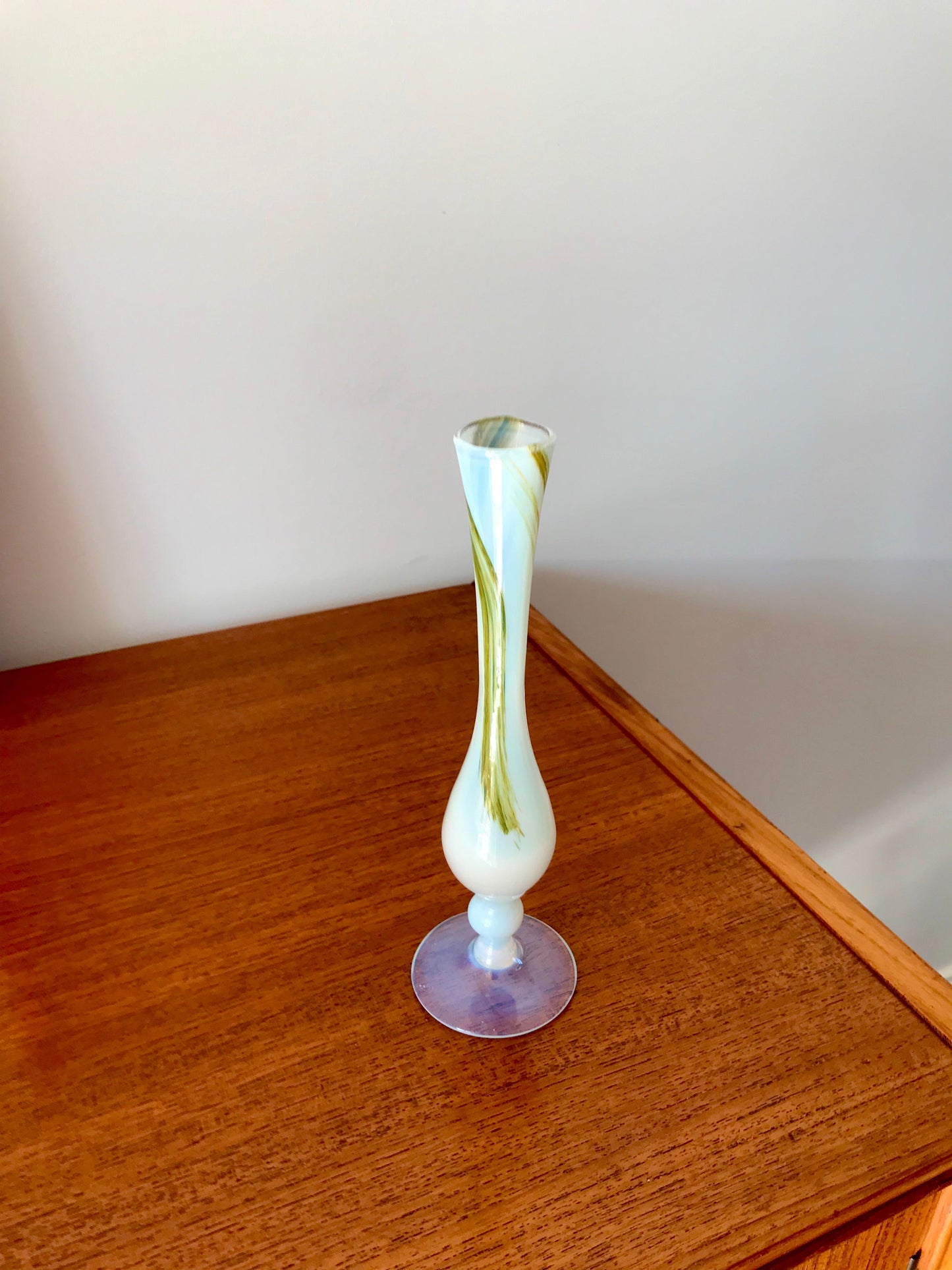 Vase en opaline blanc et jaune années 50