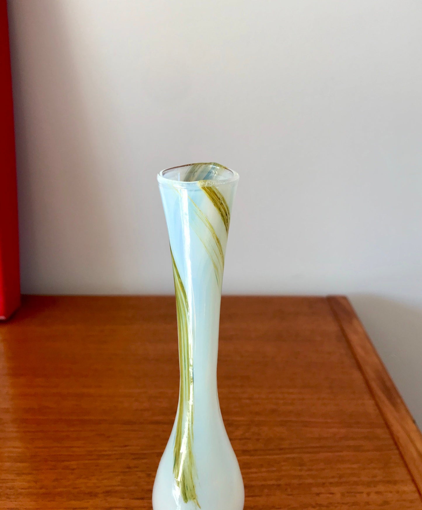 Vase en opaline blanc et jaune années 50