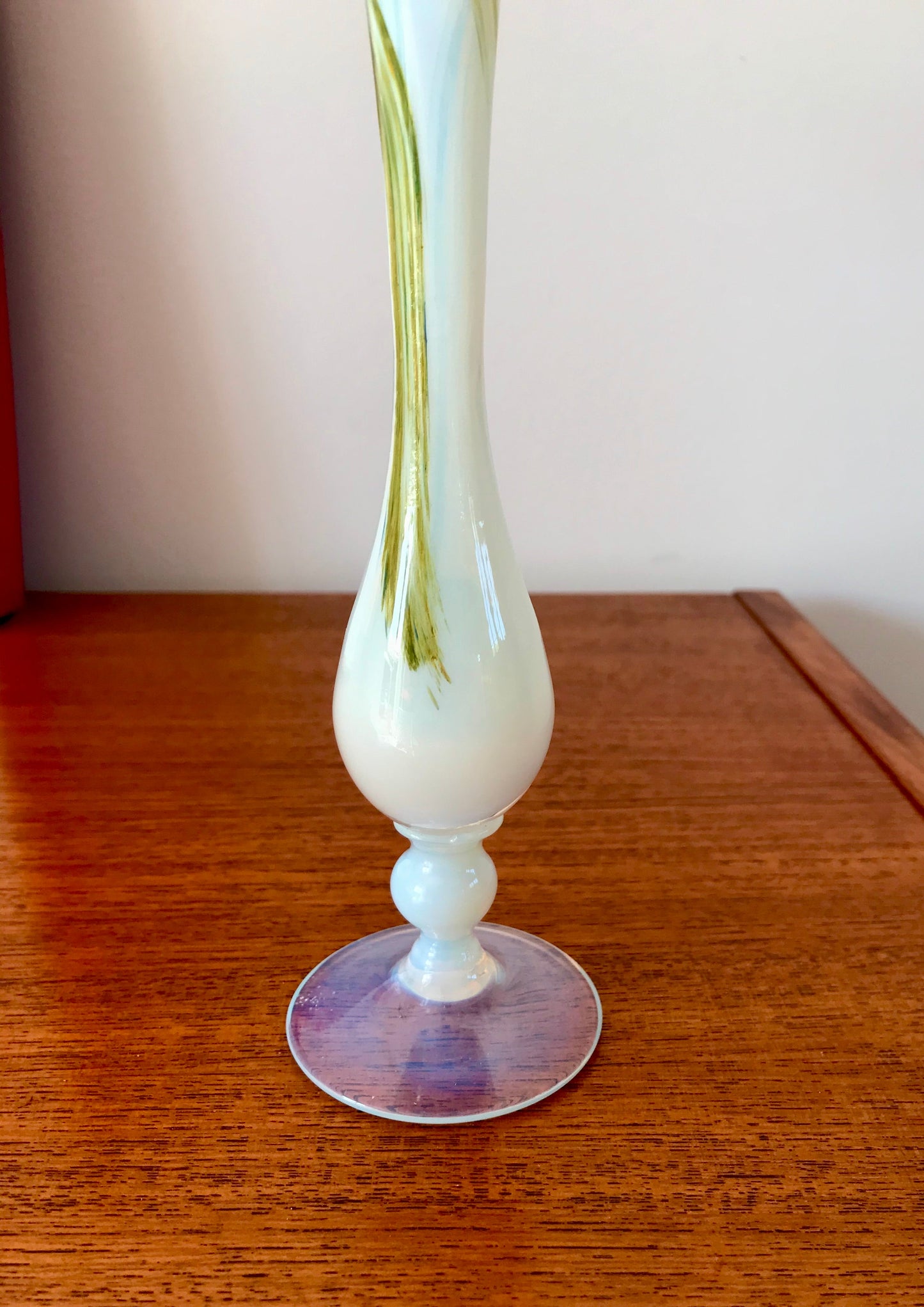 Vase en opaline blanc et jaune années 50