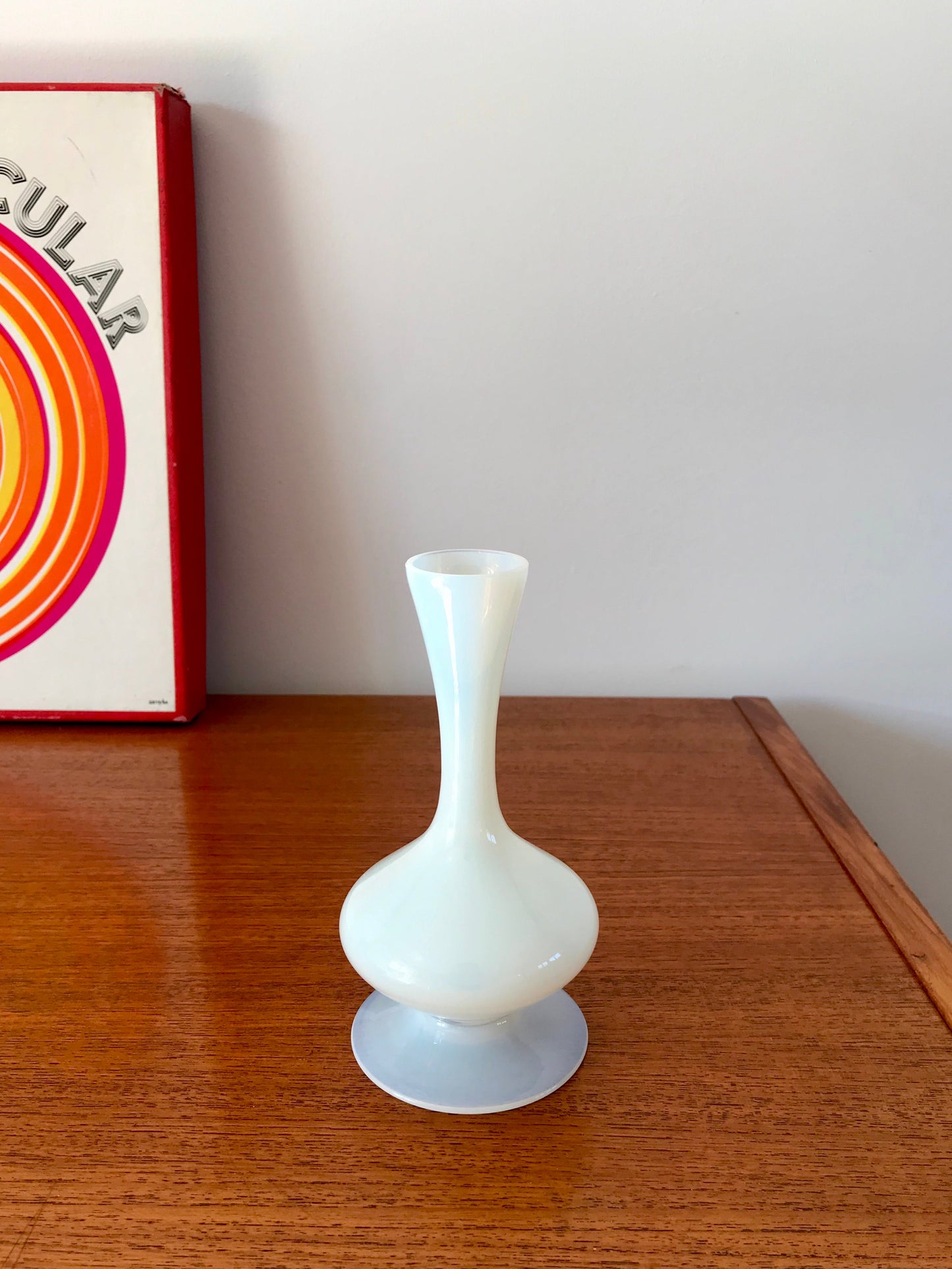 Vase en opaline blanc design années 50