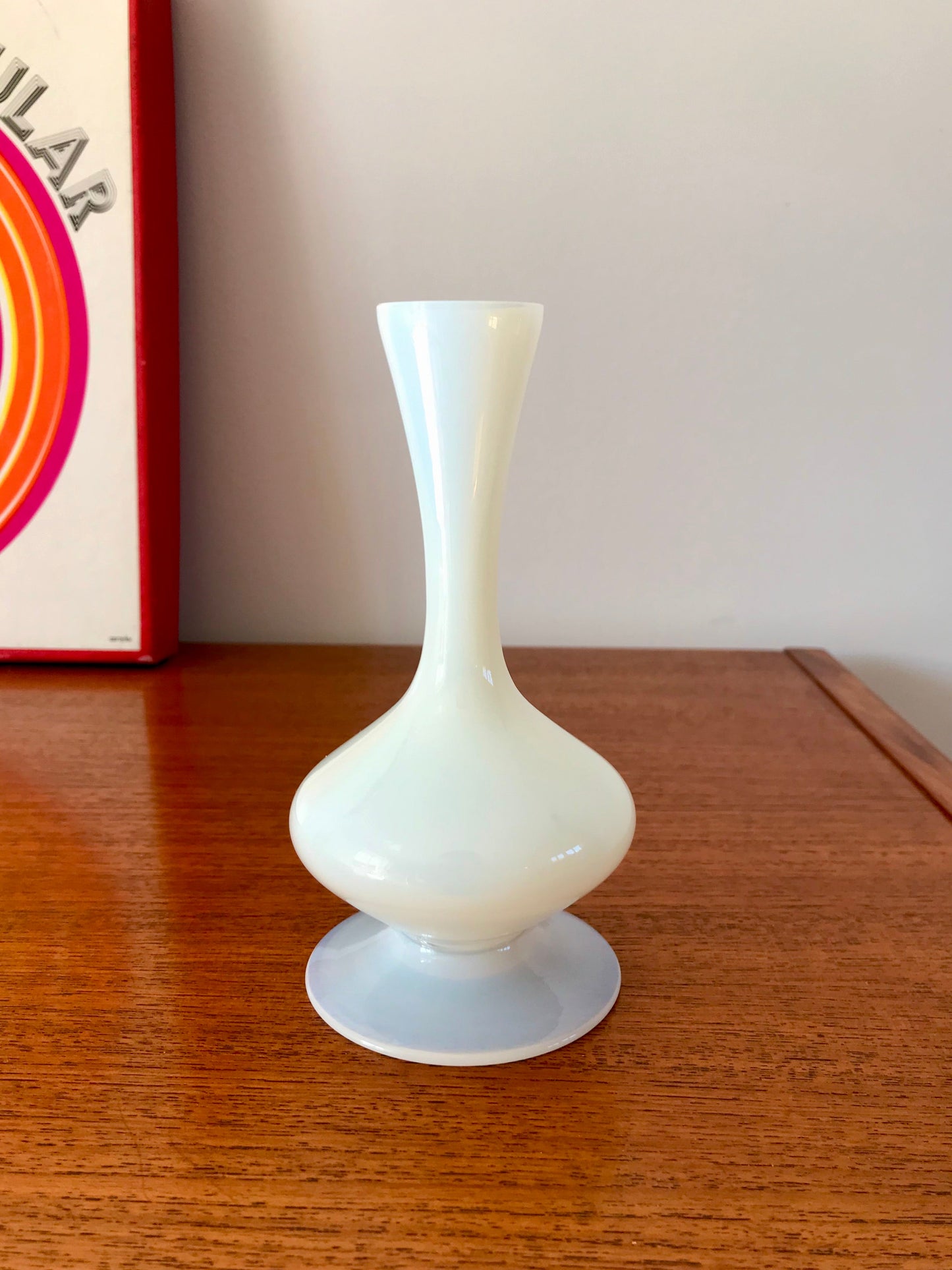 Vase en opaline blanc design années 50