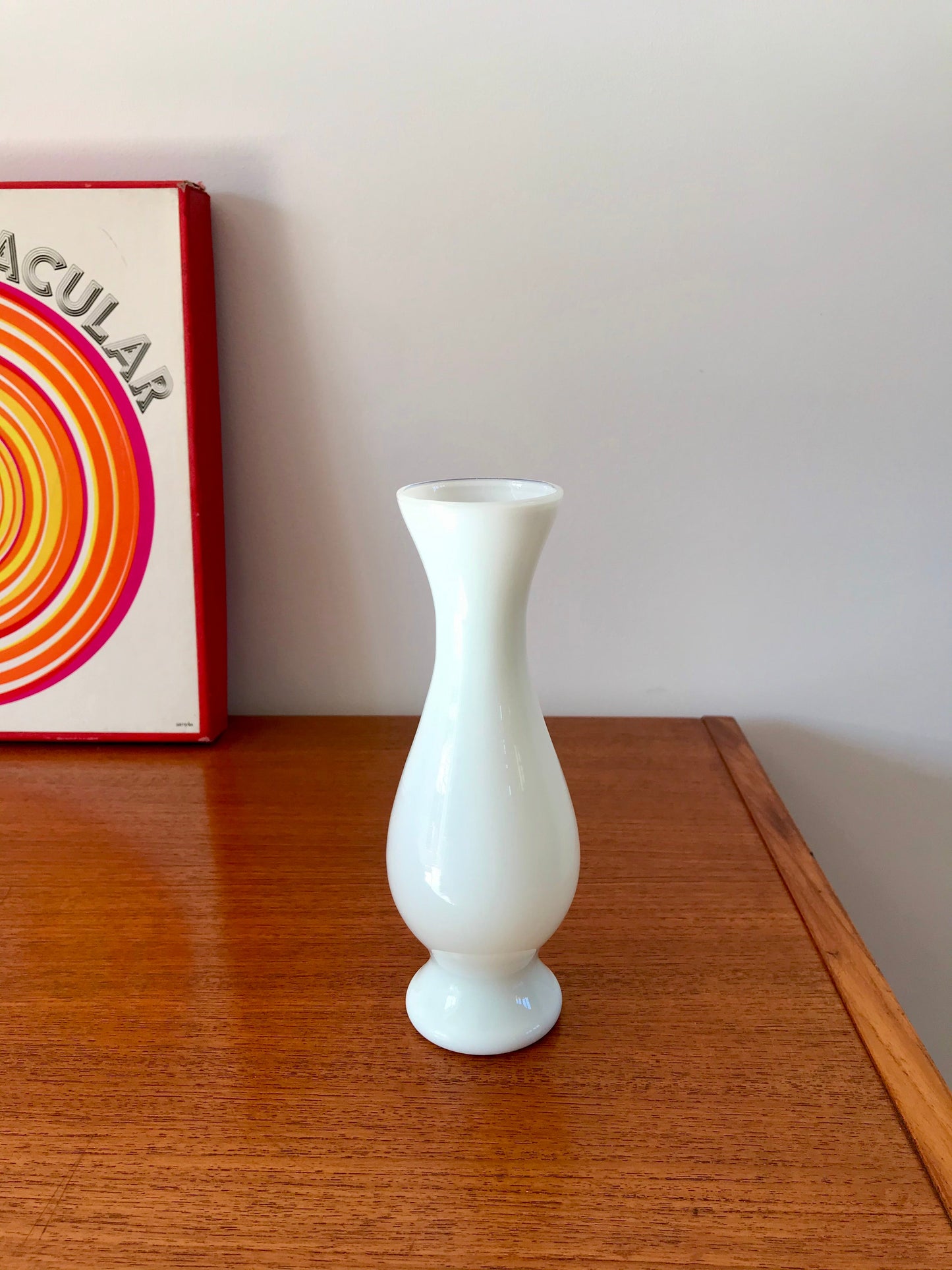 Petit vase en opaline blanc design années 50