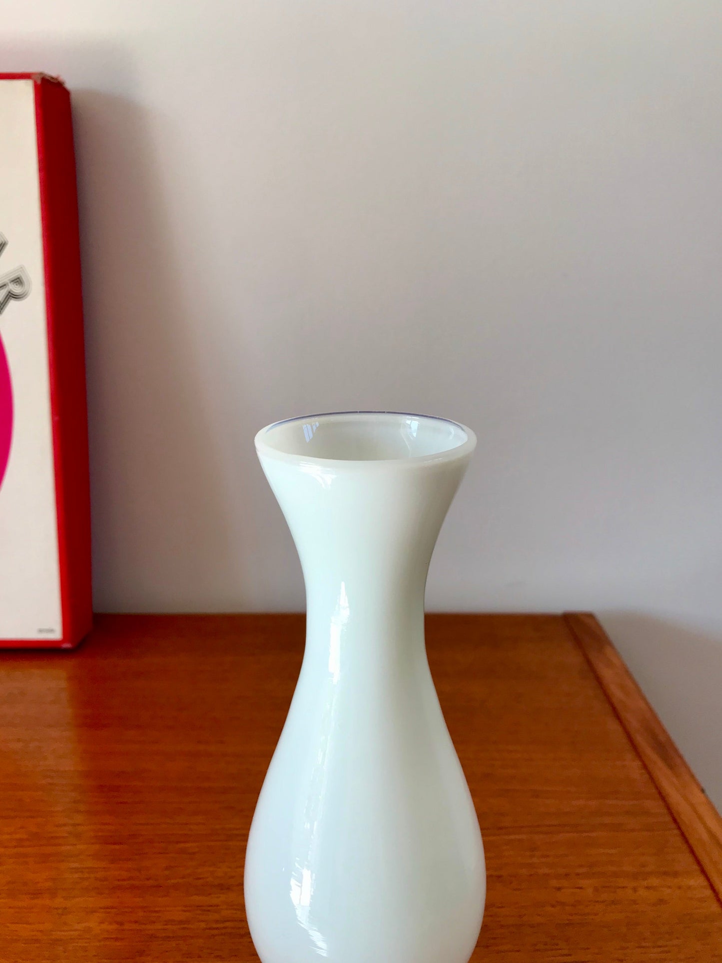 Petit vase en opaline blanc design années 50