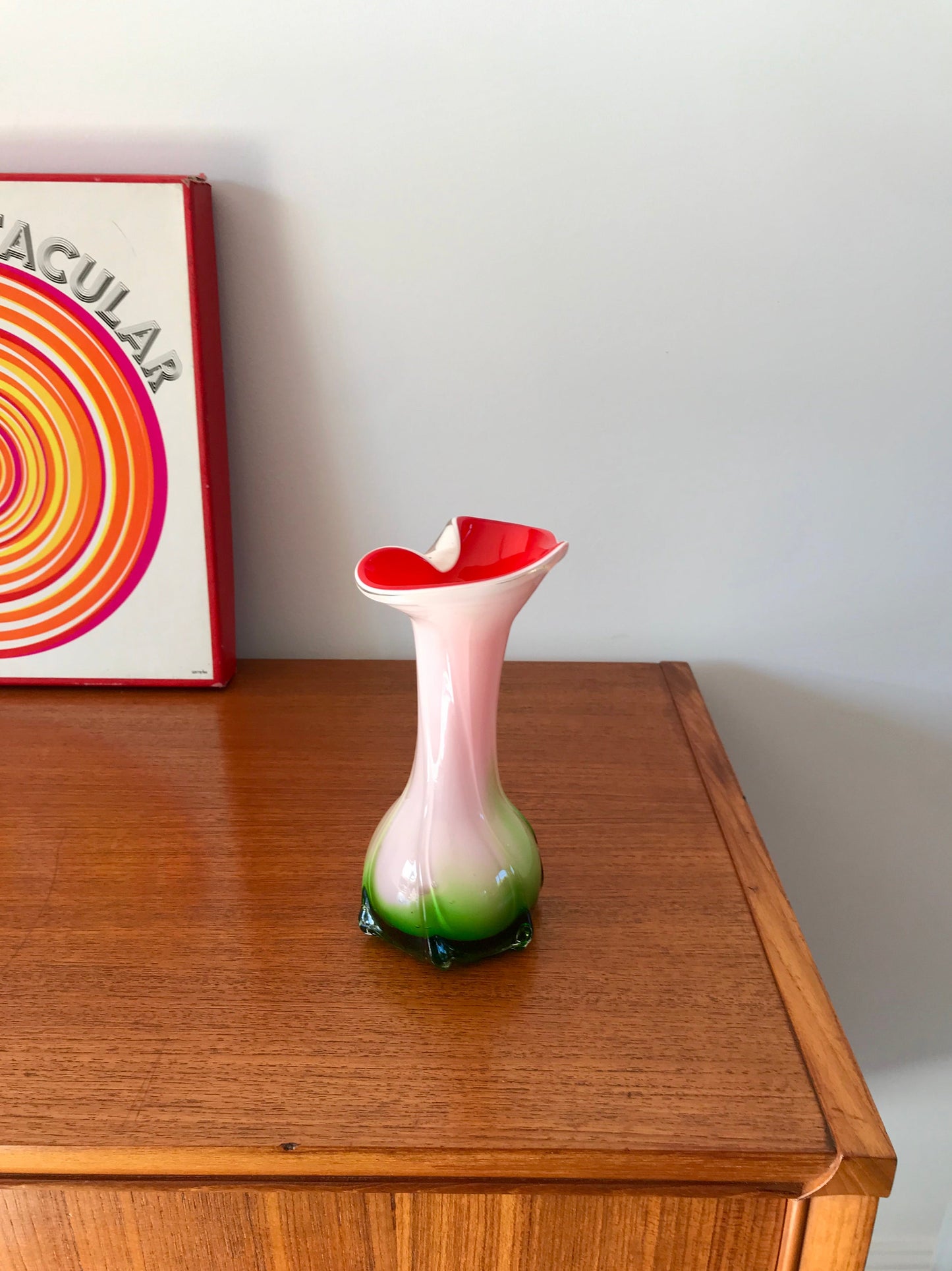 Vase en opaline rouge, blanc et vert Tie & Dye années 50