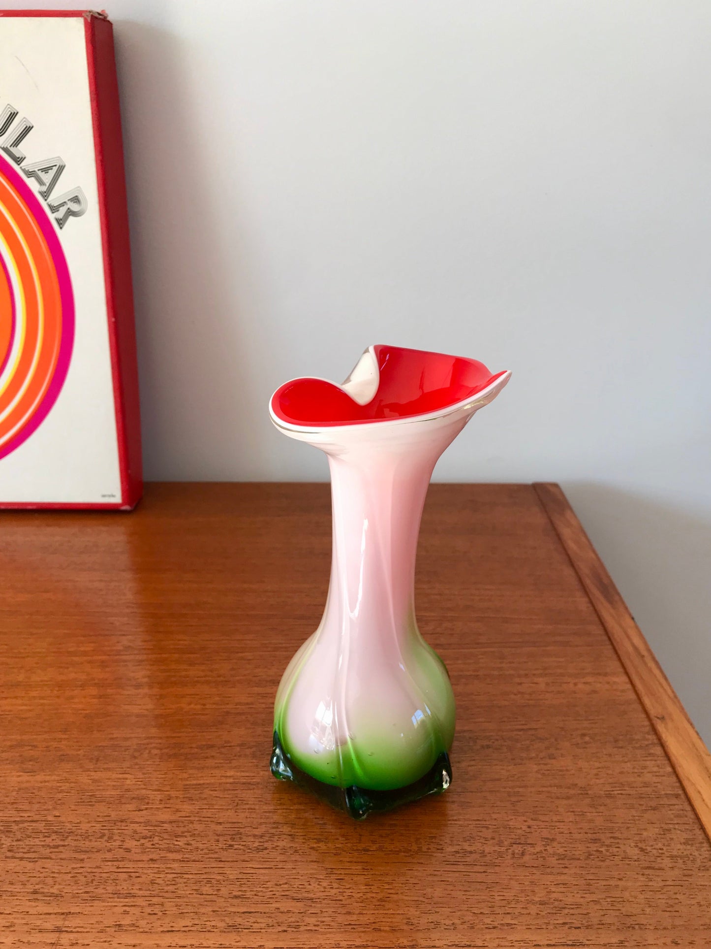 Vase en opaline rouge, blanc et vert Tie & Dye années 50