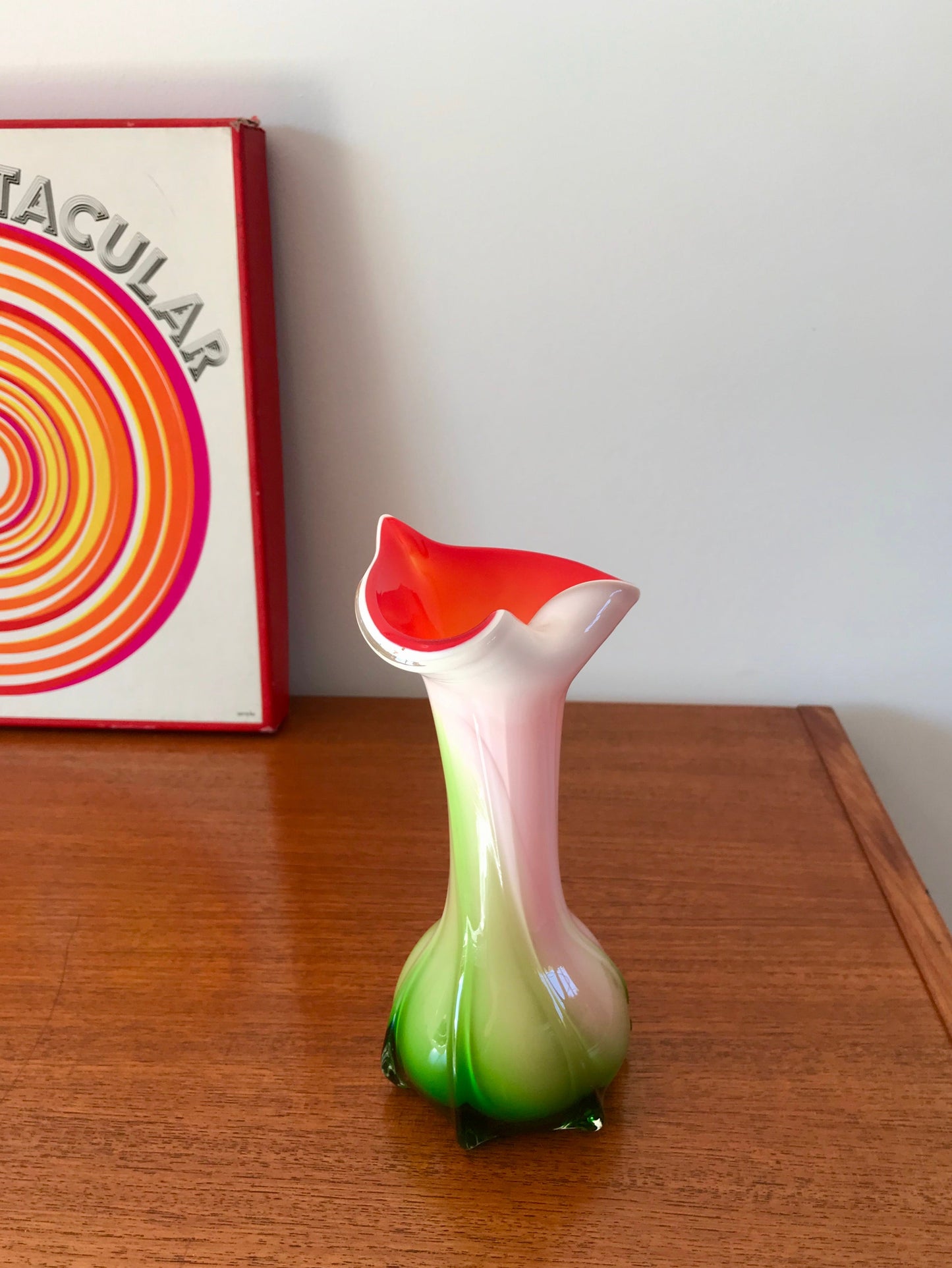 Vase en opaline rouge, blanc et vert Tie & Dye années 50