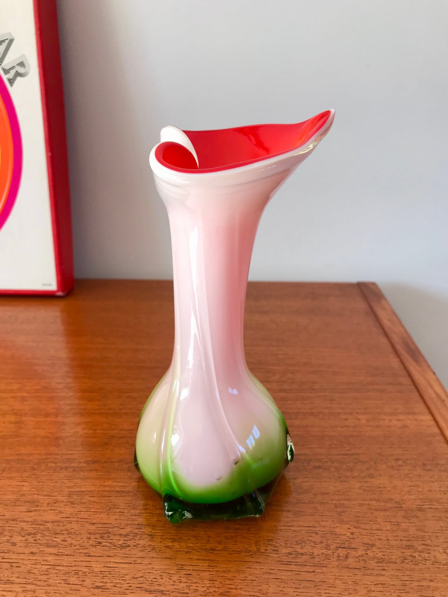 Vase en opaline rouge, blanc et vert Tie & Dye années 50