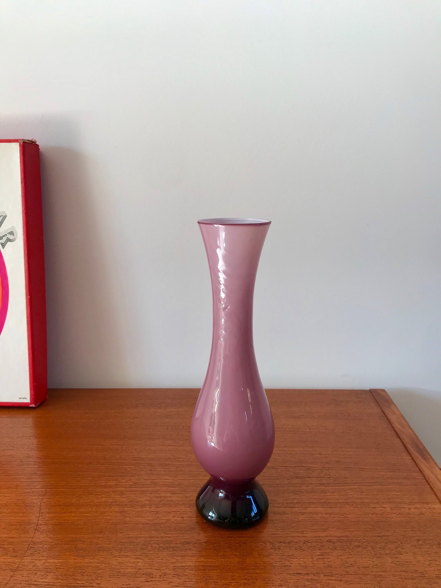 Vase en opaline violine lilas design années 60