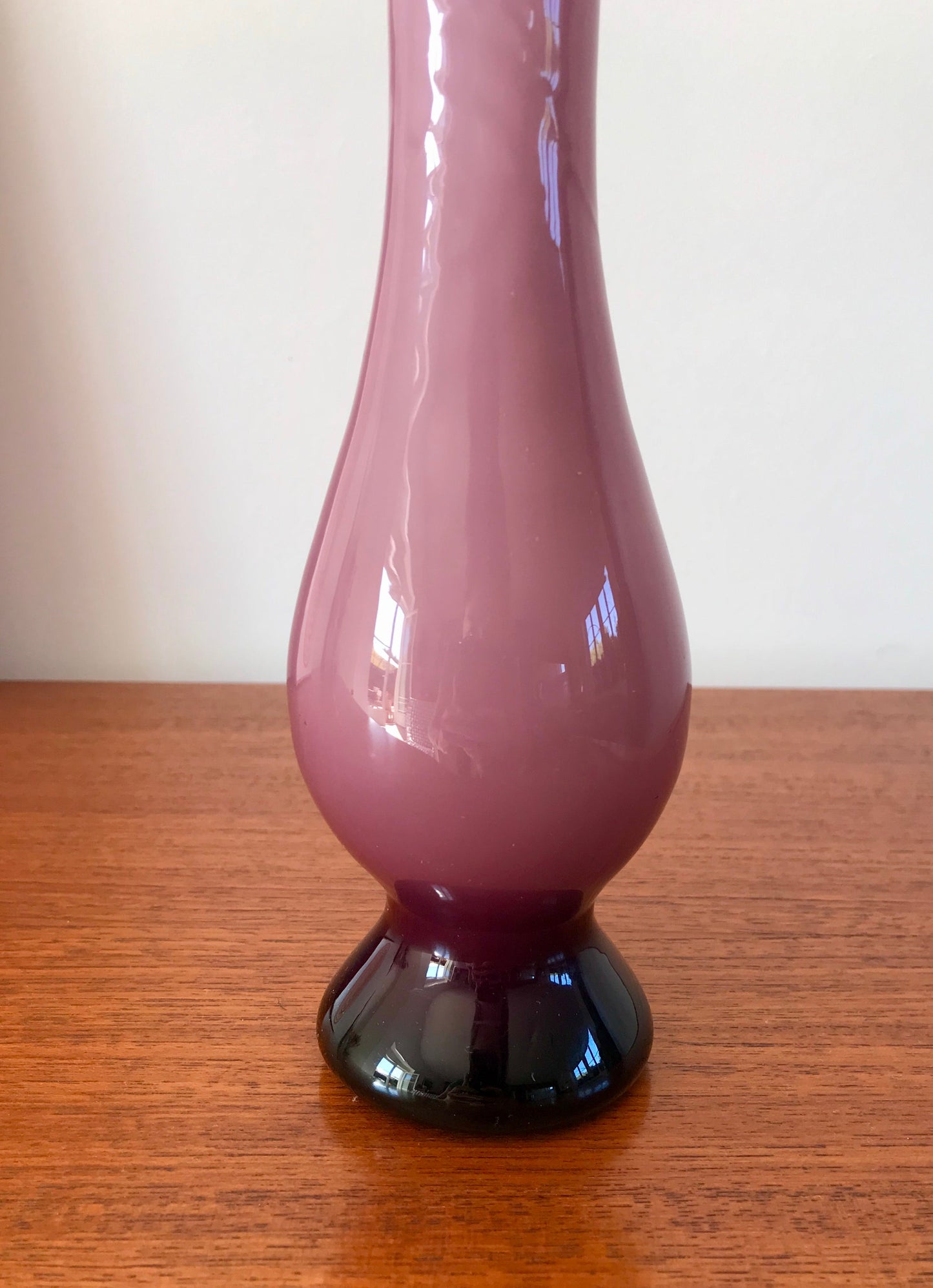 Vase en opaline violine lilas design années 60