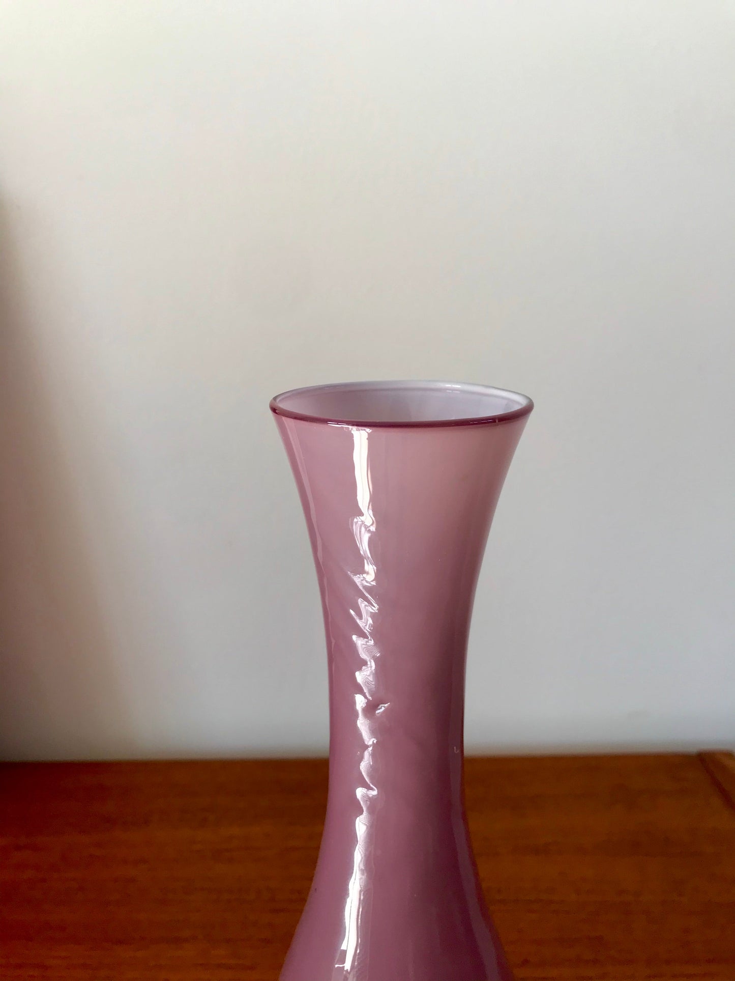 Vase en opaline violine lilas design années 60