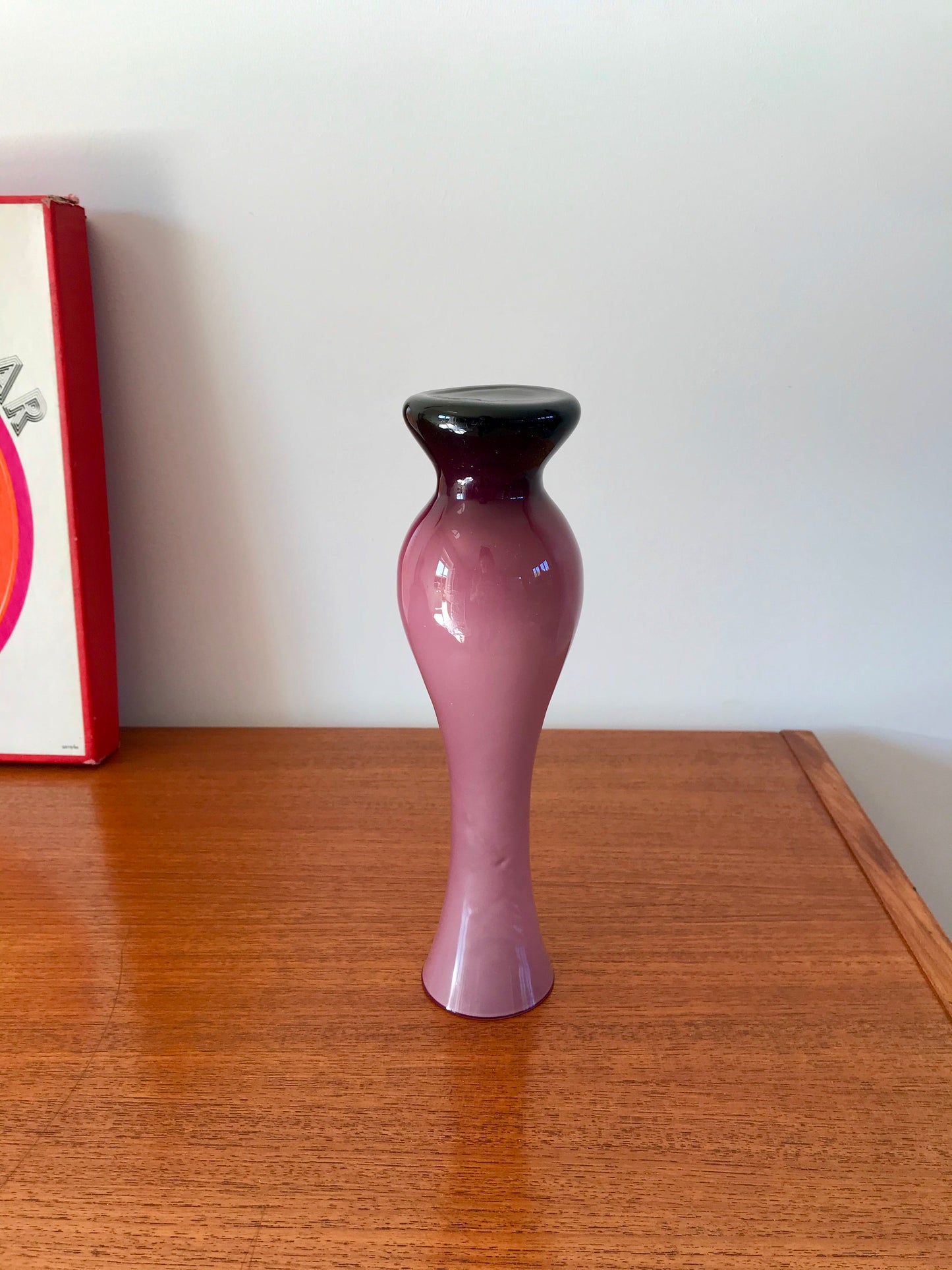 Vase en opaline violine lilas design années 60