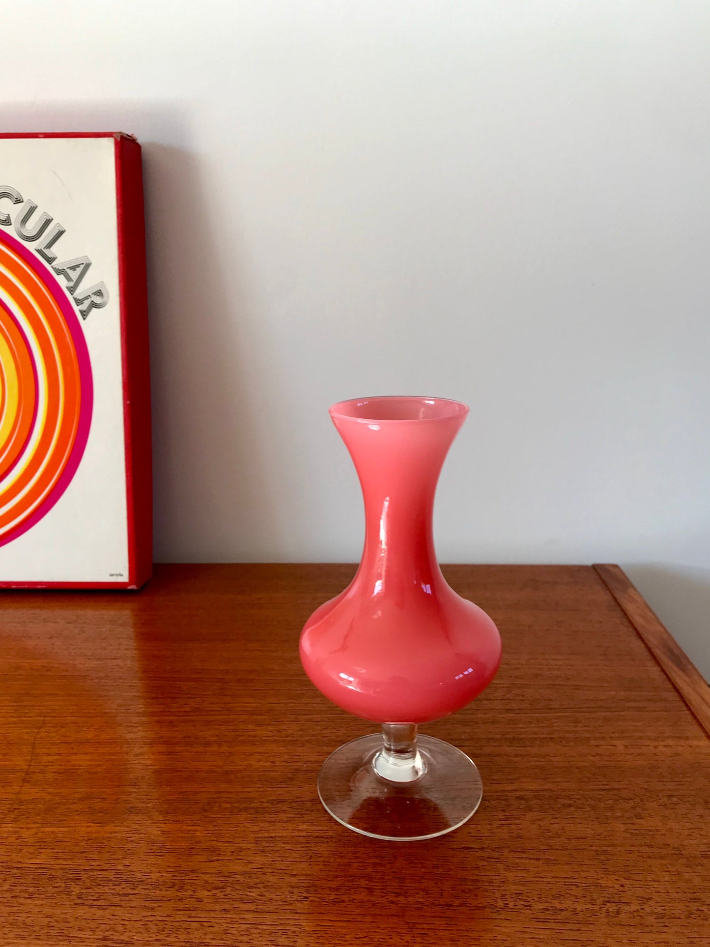 Vase en opaline rose bonbon années 50-60