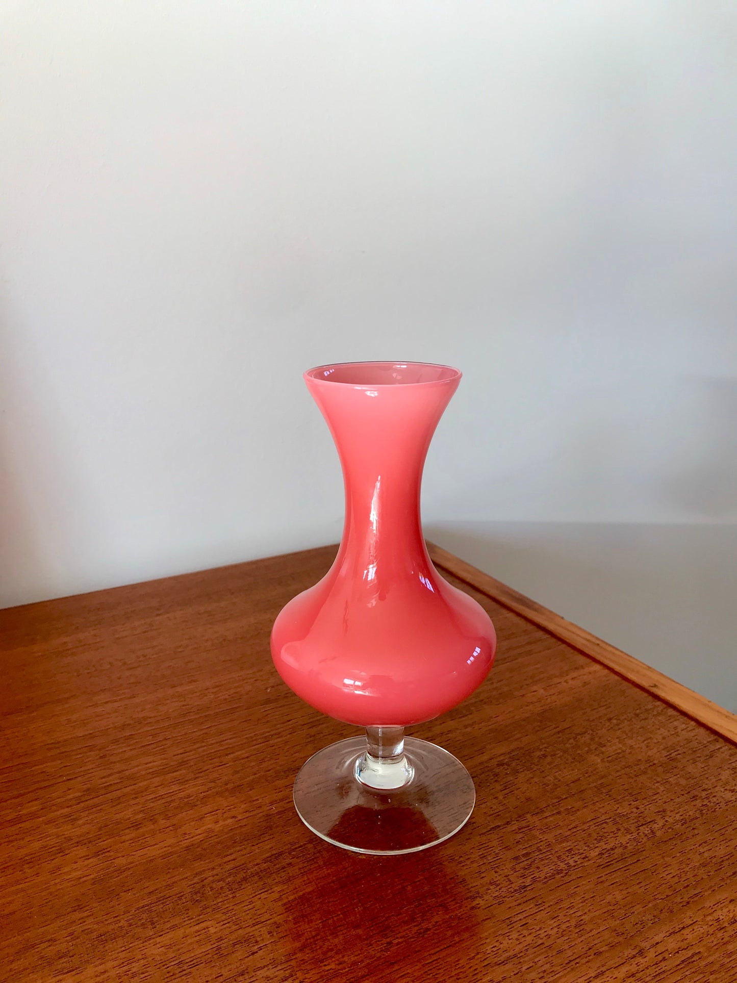 Vase en opaline rose bonbon années 50-60