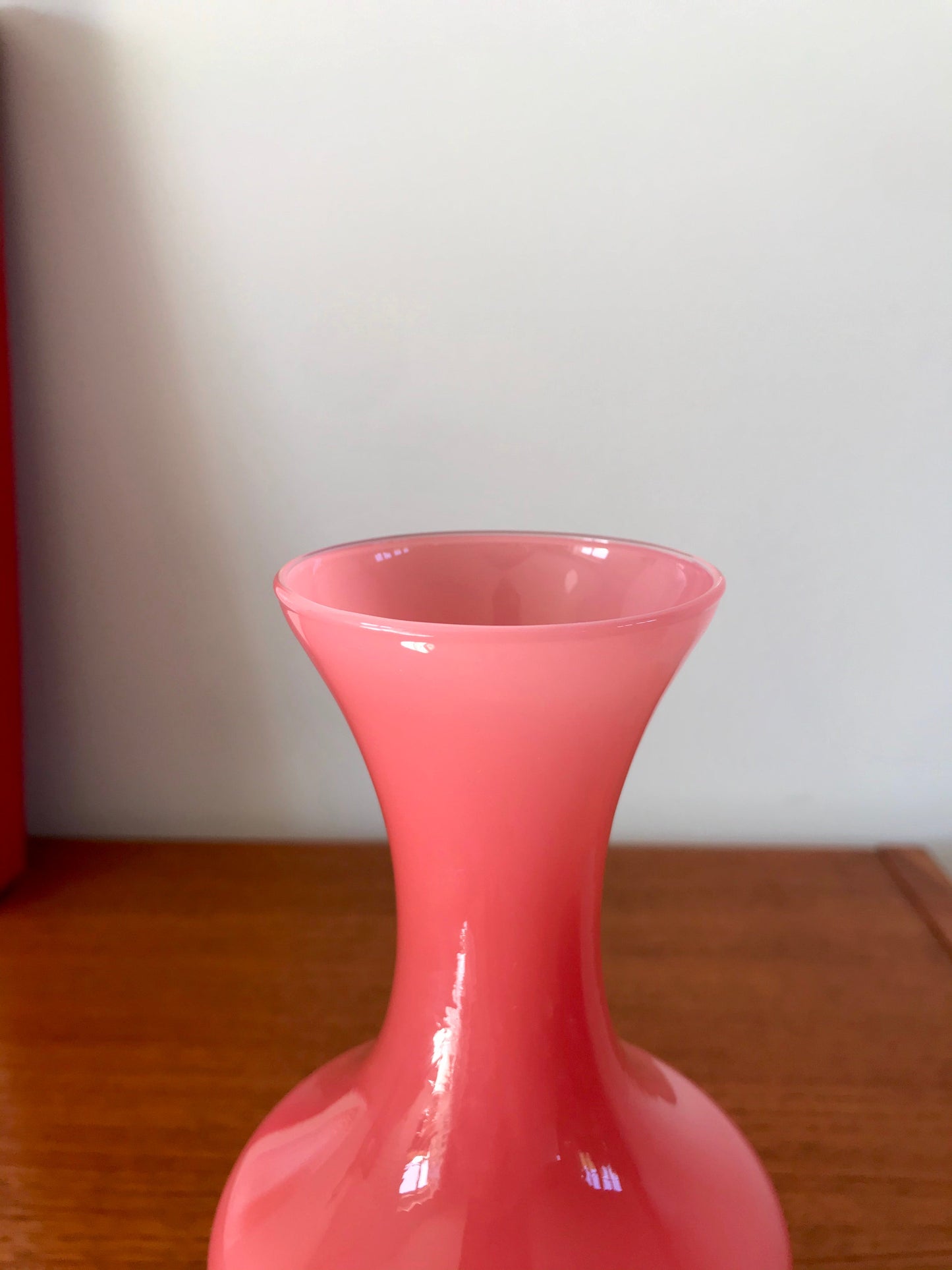 Vase en opaline rose bonbon années 50-60