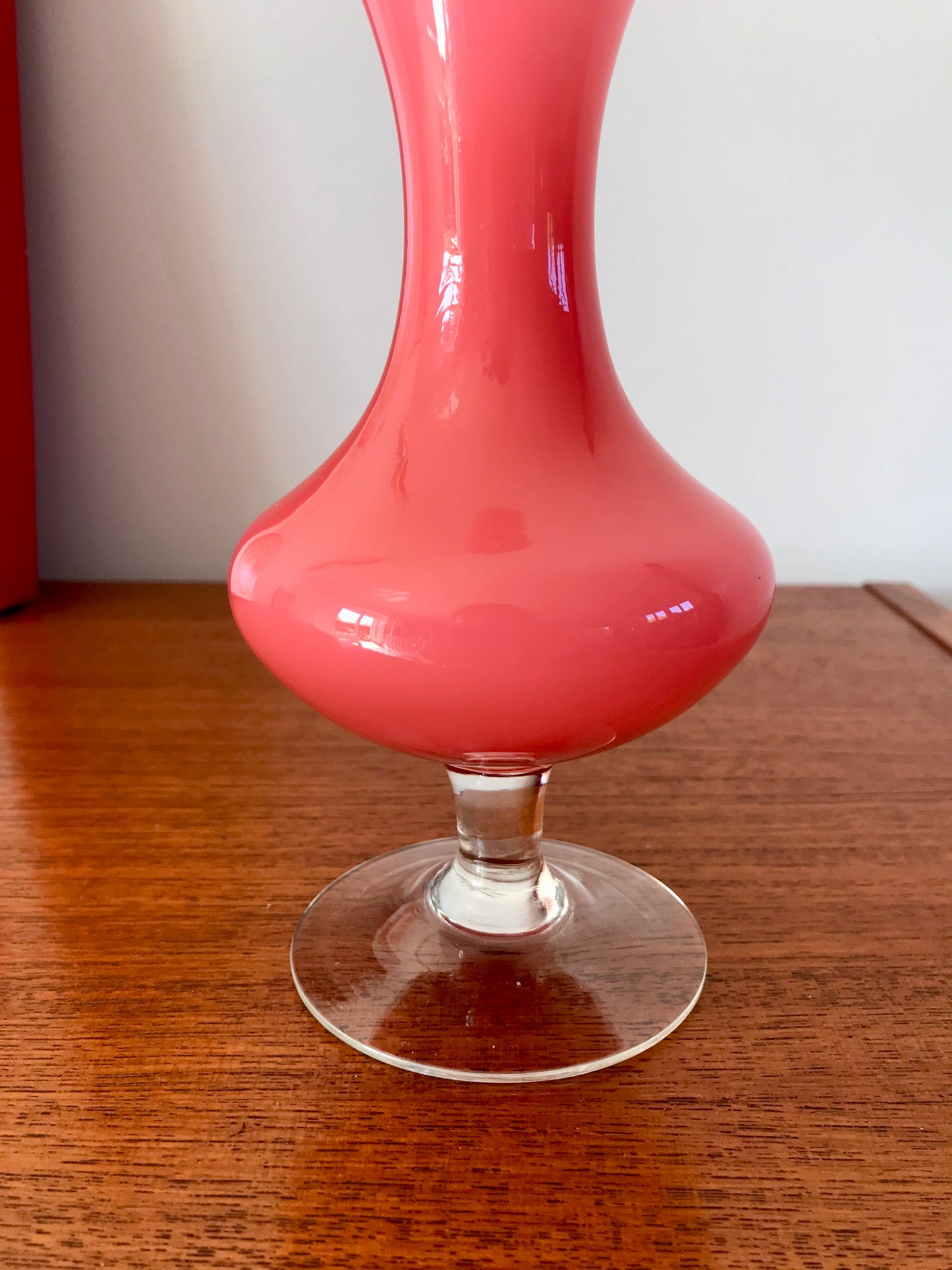 Vase en opaline rose bonbon années 50-60