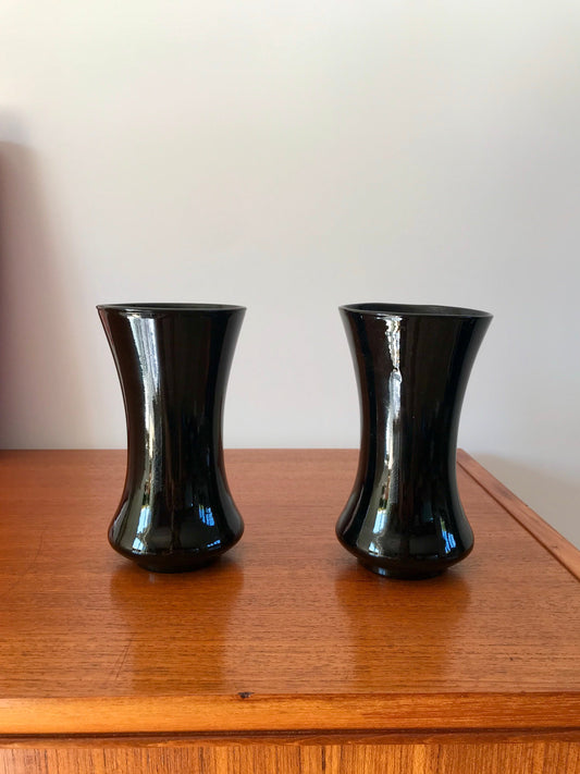 Paire de vases en opaline noire début XXème