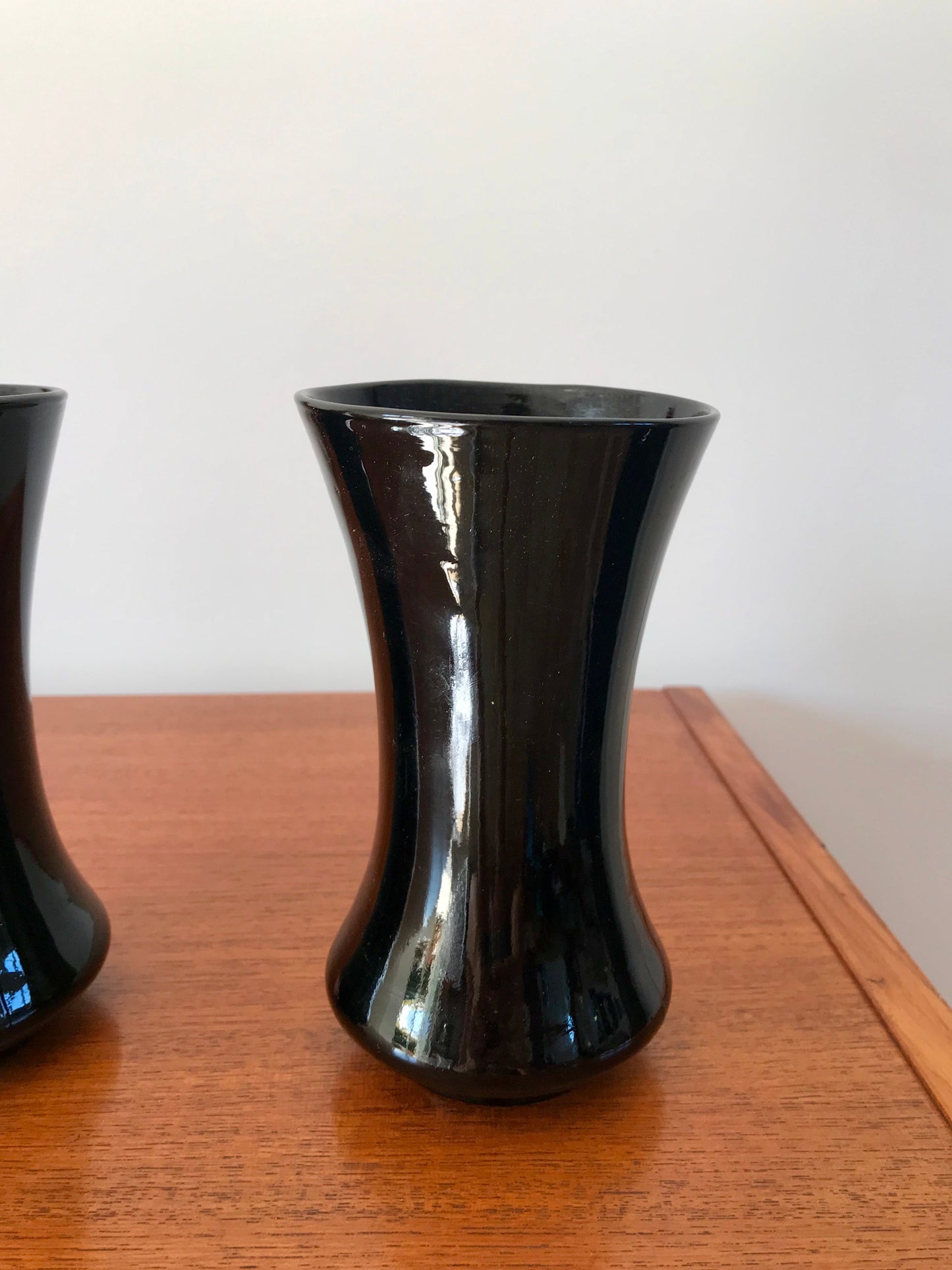 Paire de vases en opaline noire début XXème