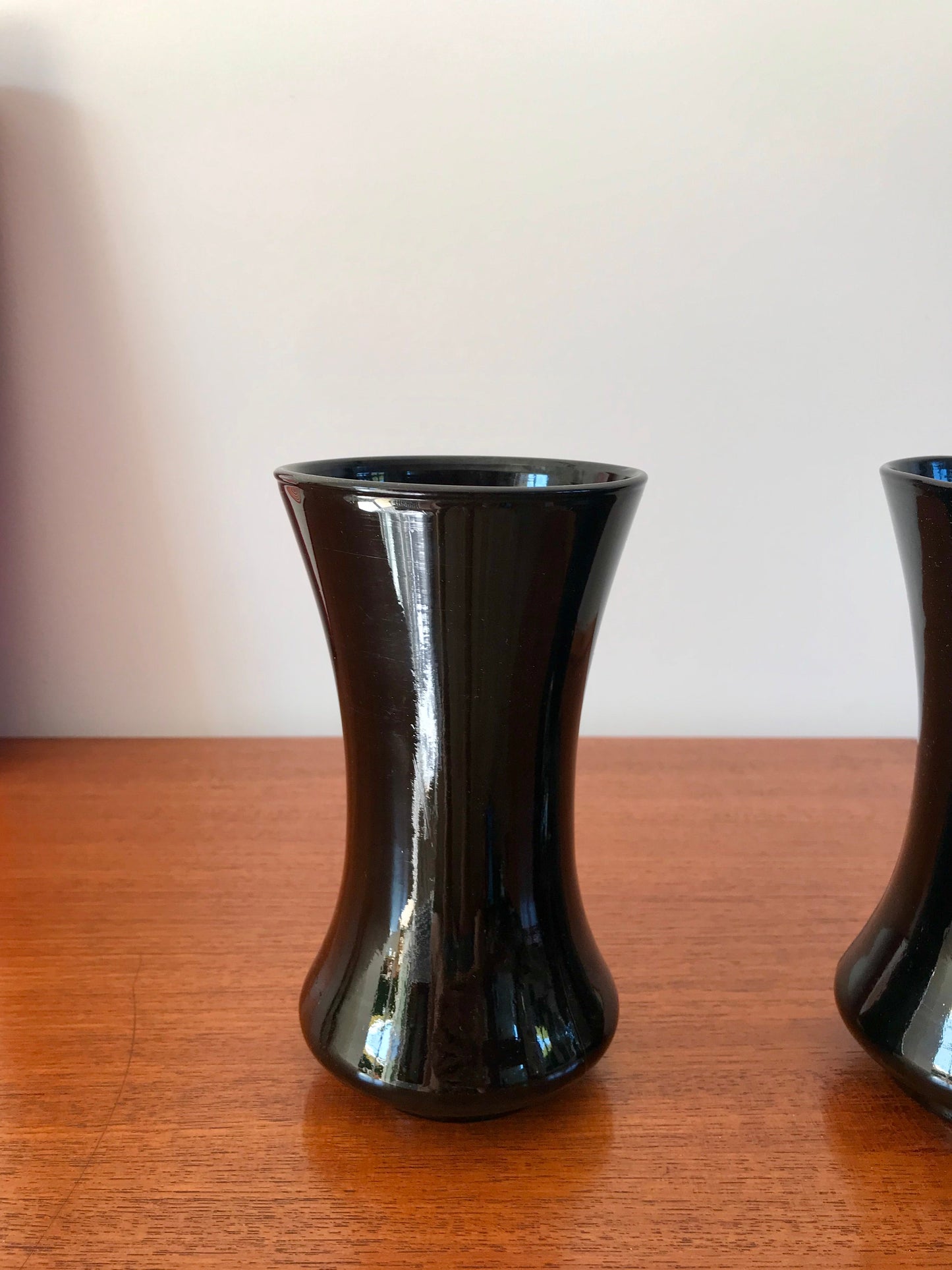 Paire de vases en opaline noire début XXème