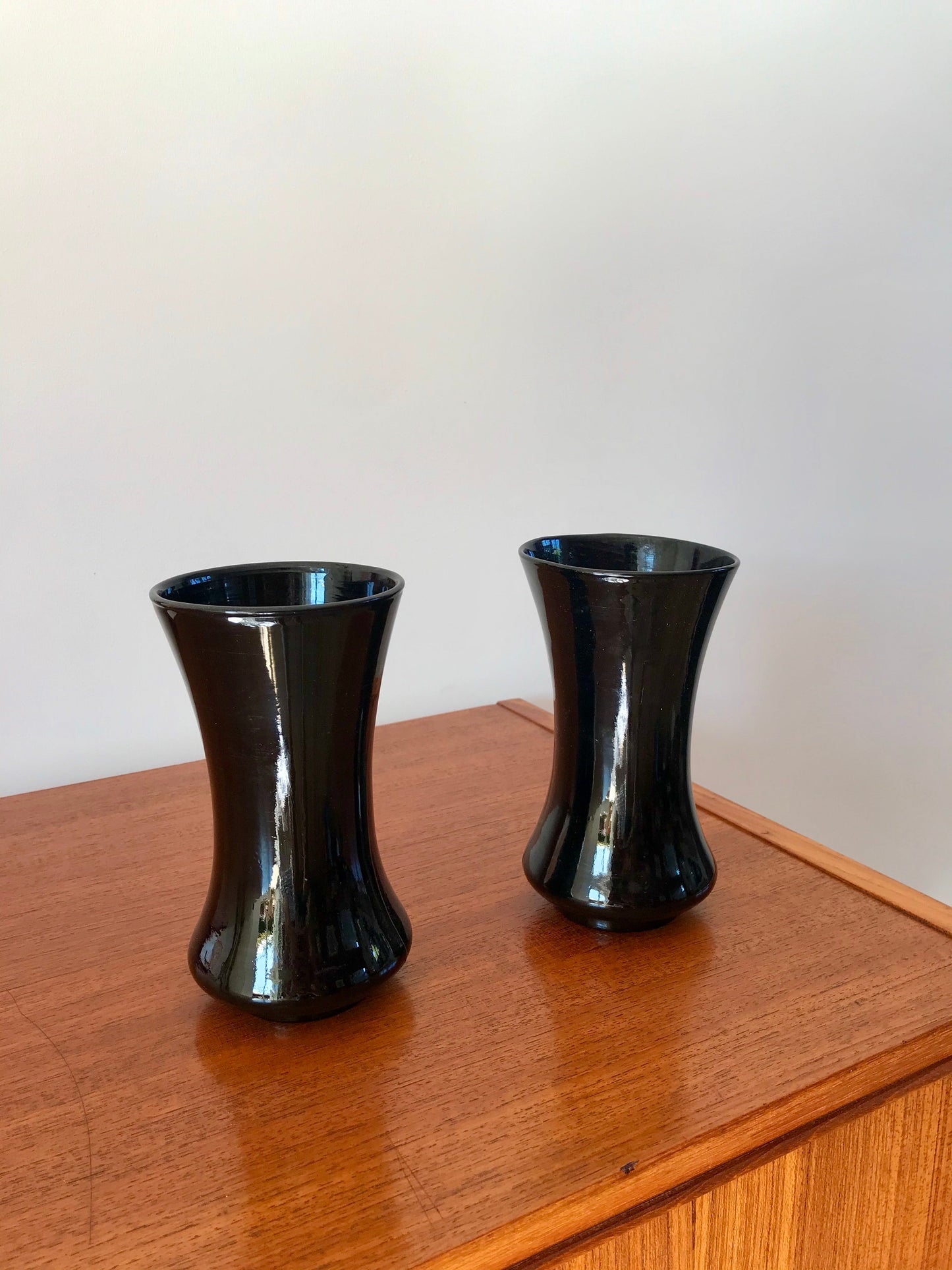 Paire de vases en opaline noire début XXème