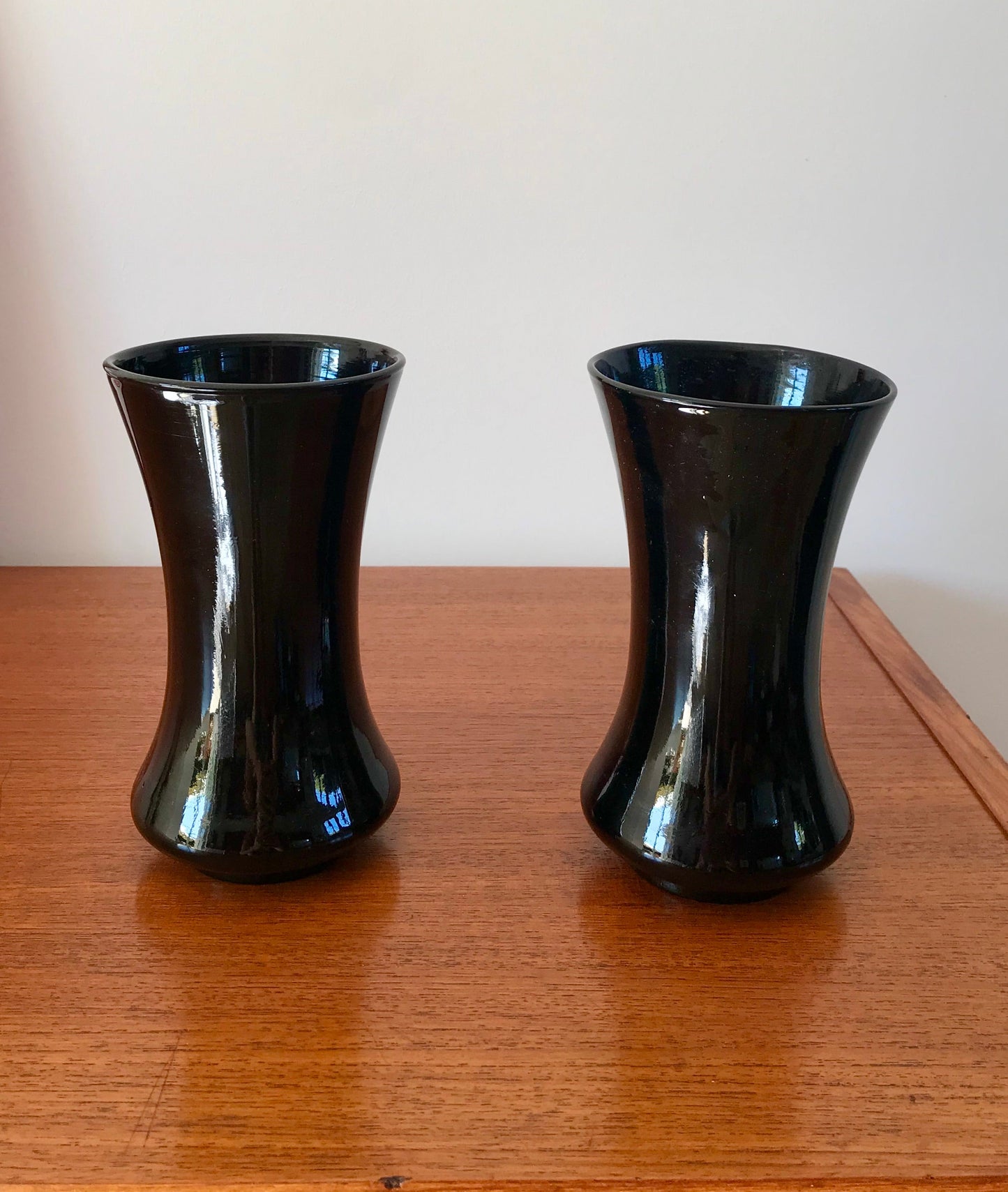 Paire de vases en opaline noire début XXème