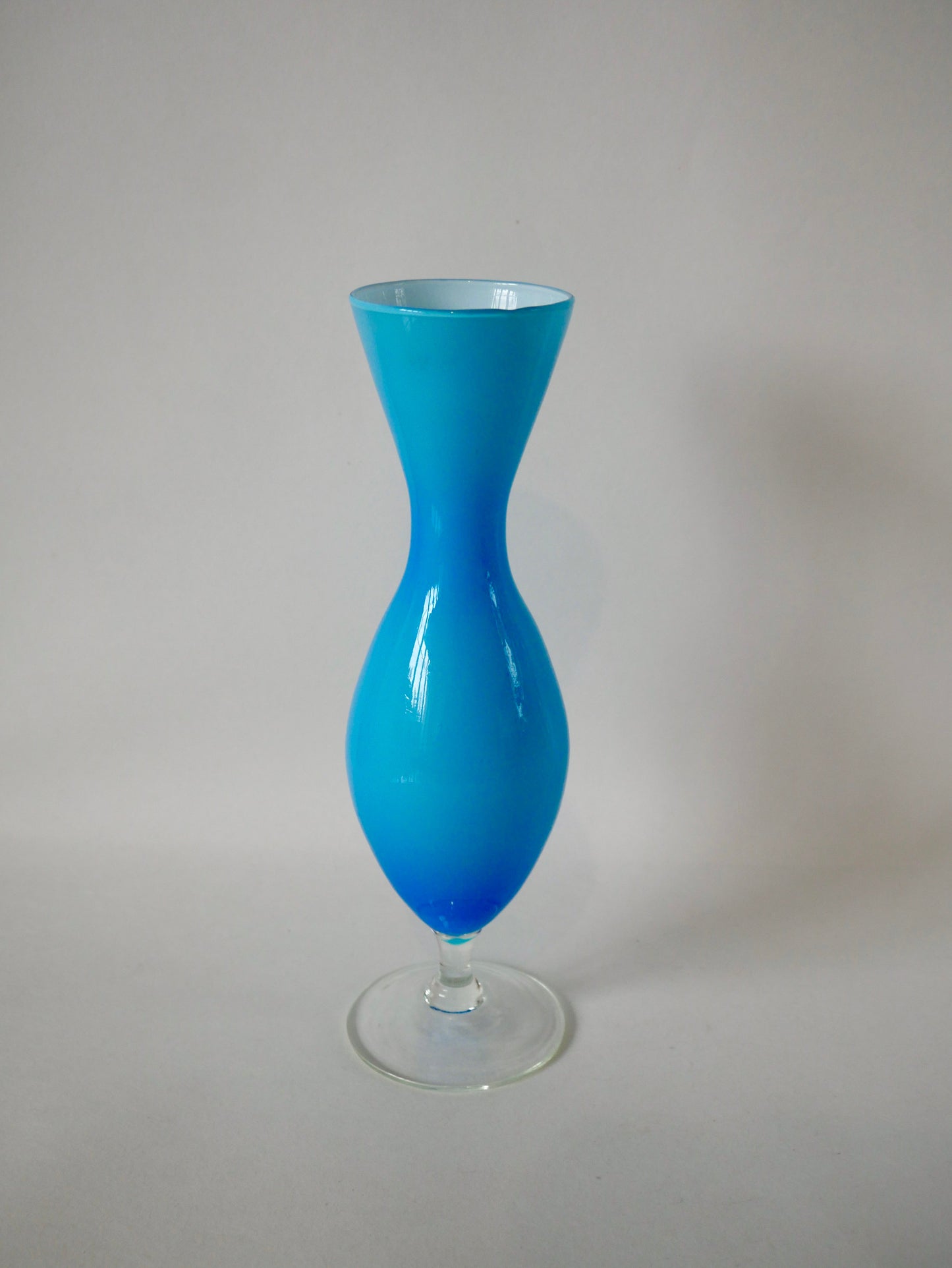 Vase design en opaline bleu années 60