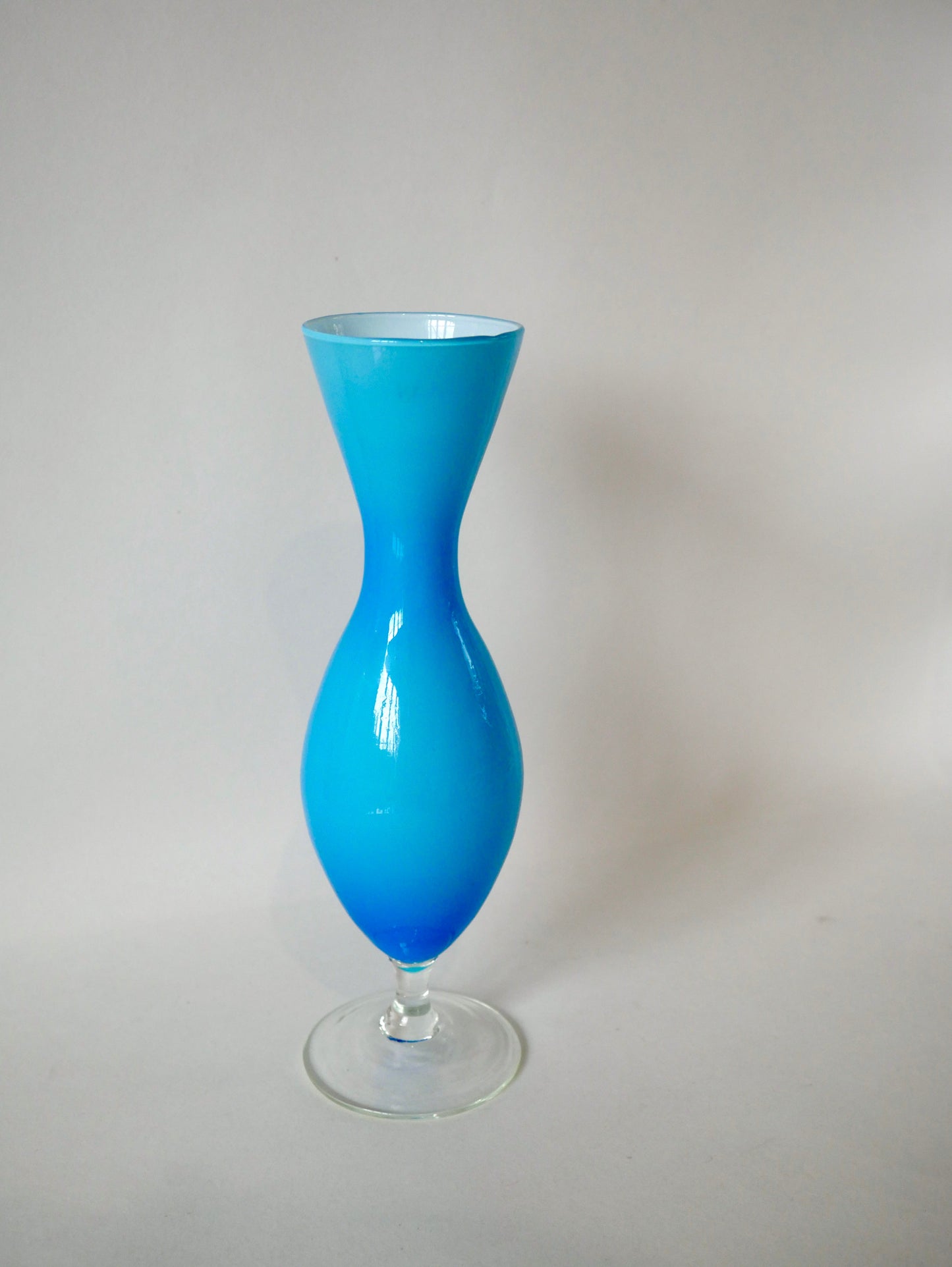 Vase design en opaline bleu années 60