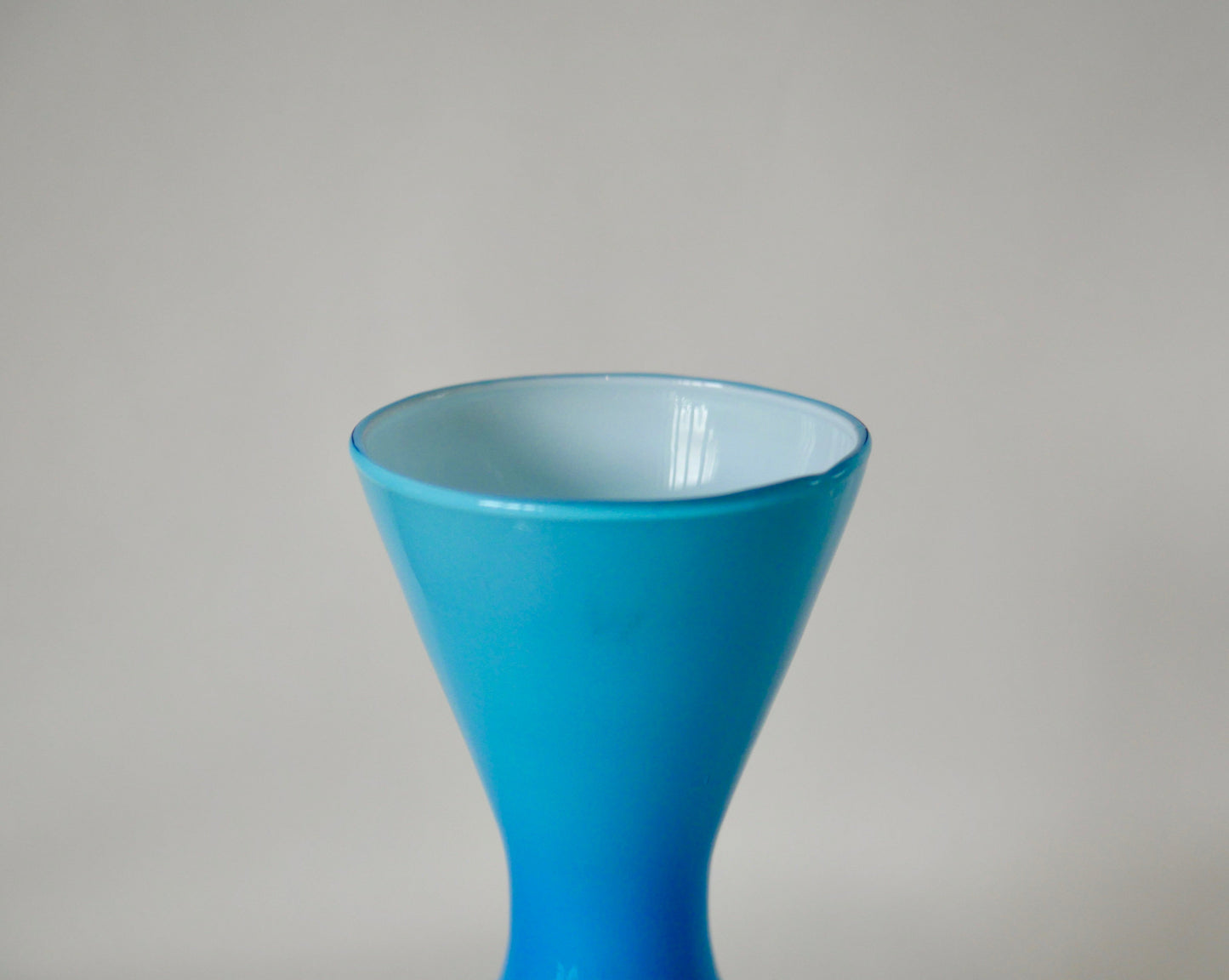 Vase design en opaline bleu années 60