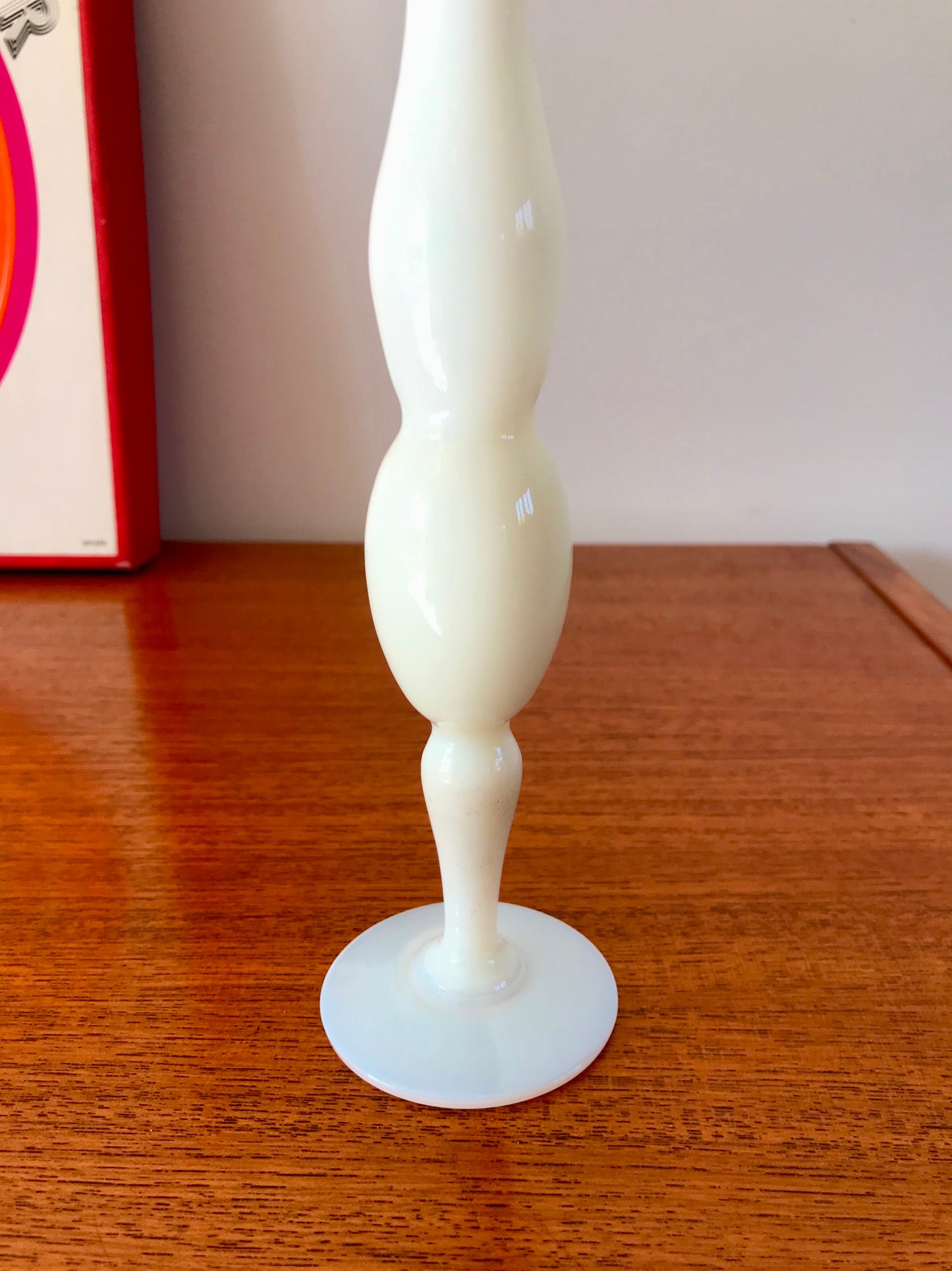 Vase en opaline blanc dentelé élancé années 50-60